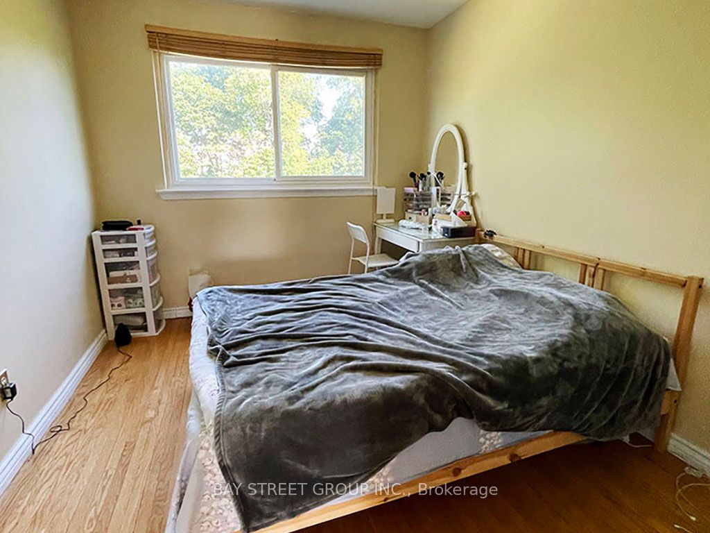 48 Chipwood Crescent #upper Property Photo 9
