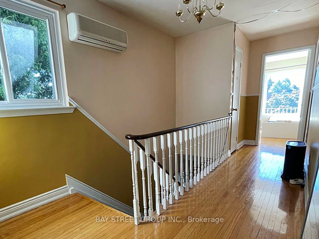 48 Chipwood Crescent #upper Property Photo 10