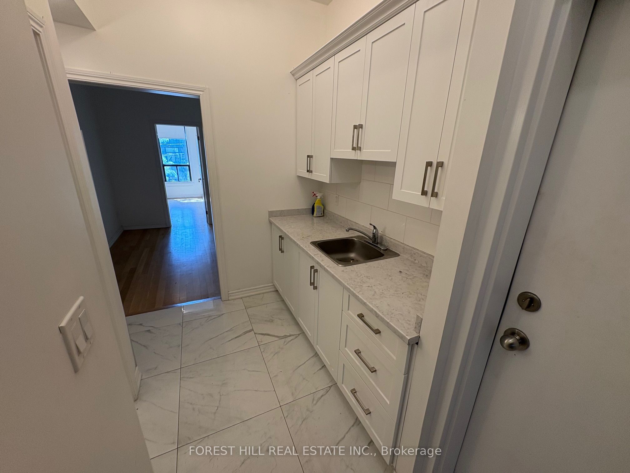756 Queen Street W B Property Photo 4