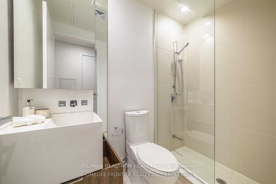 1 Bloor Street E 903 Property Photo 12
