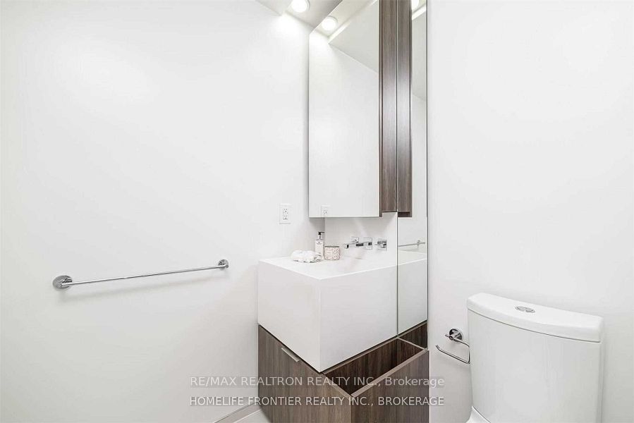 1 Bloor Street E 903 Property Photo 13