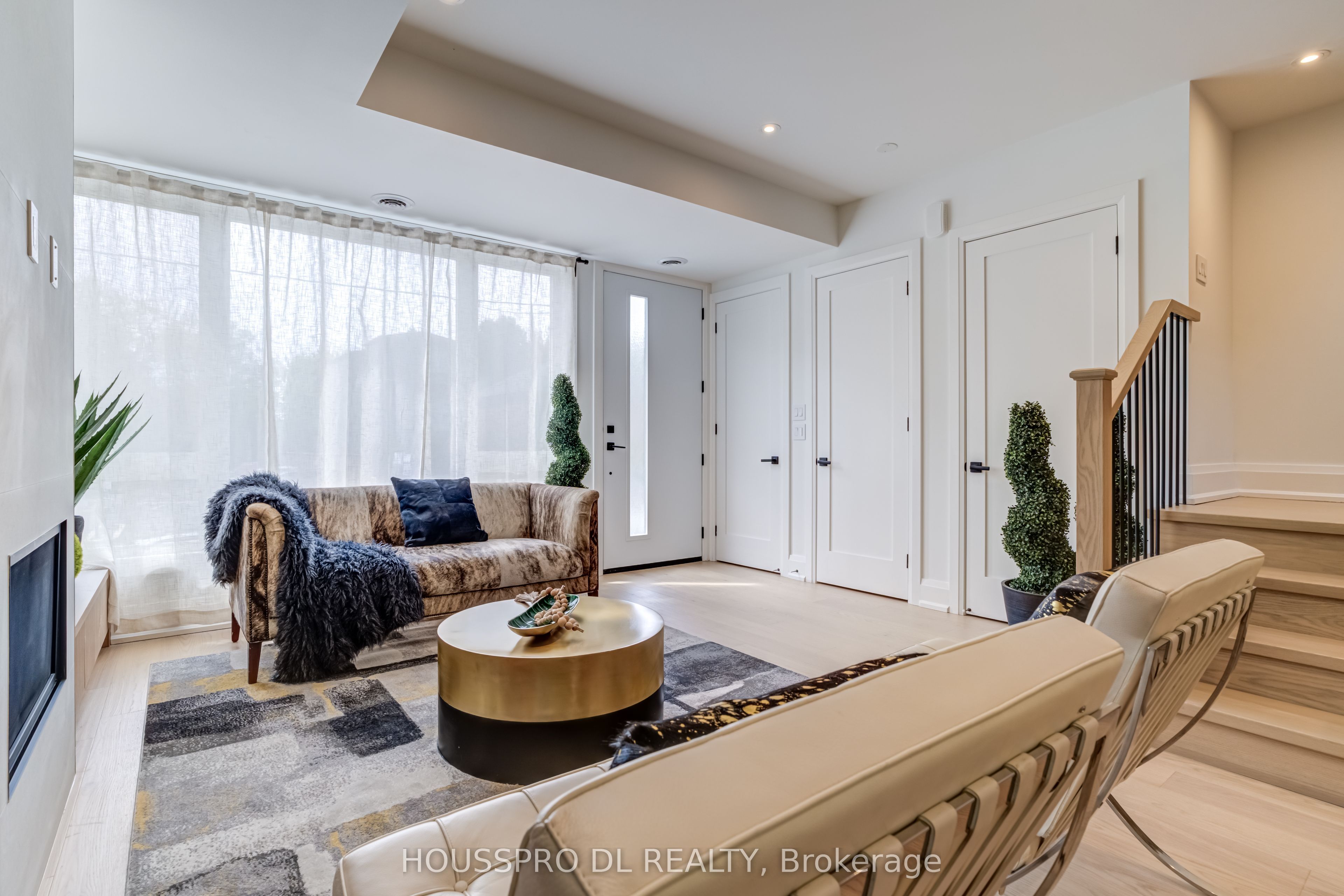 718 Hillsdale Avenue E Property Photo 4