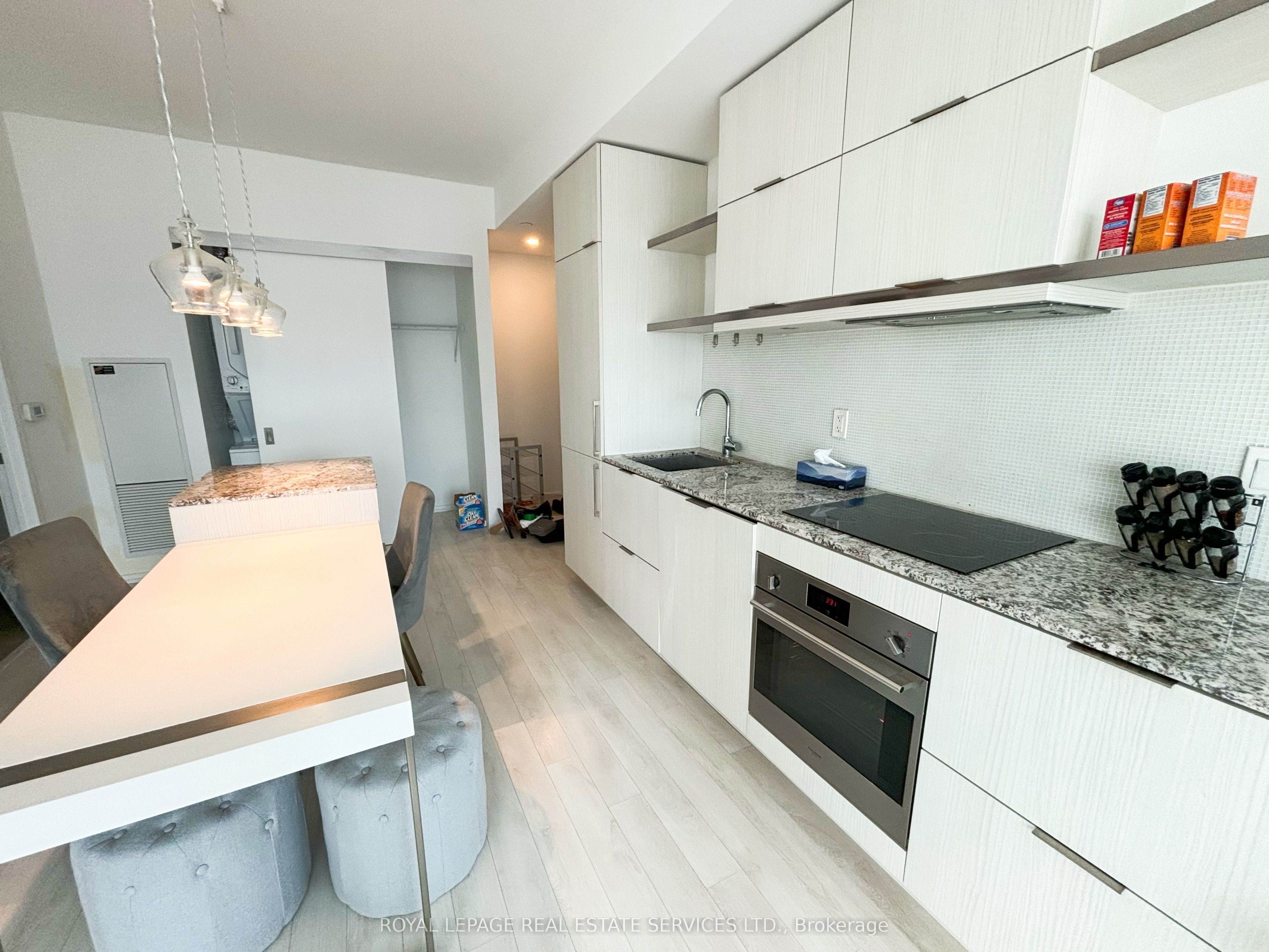 197 Yonge Street 2214 Property Photo 2