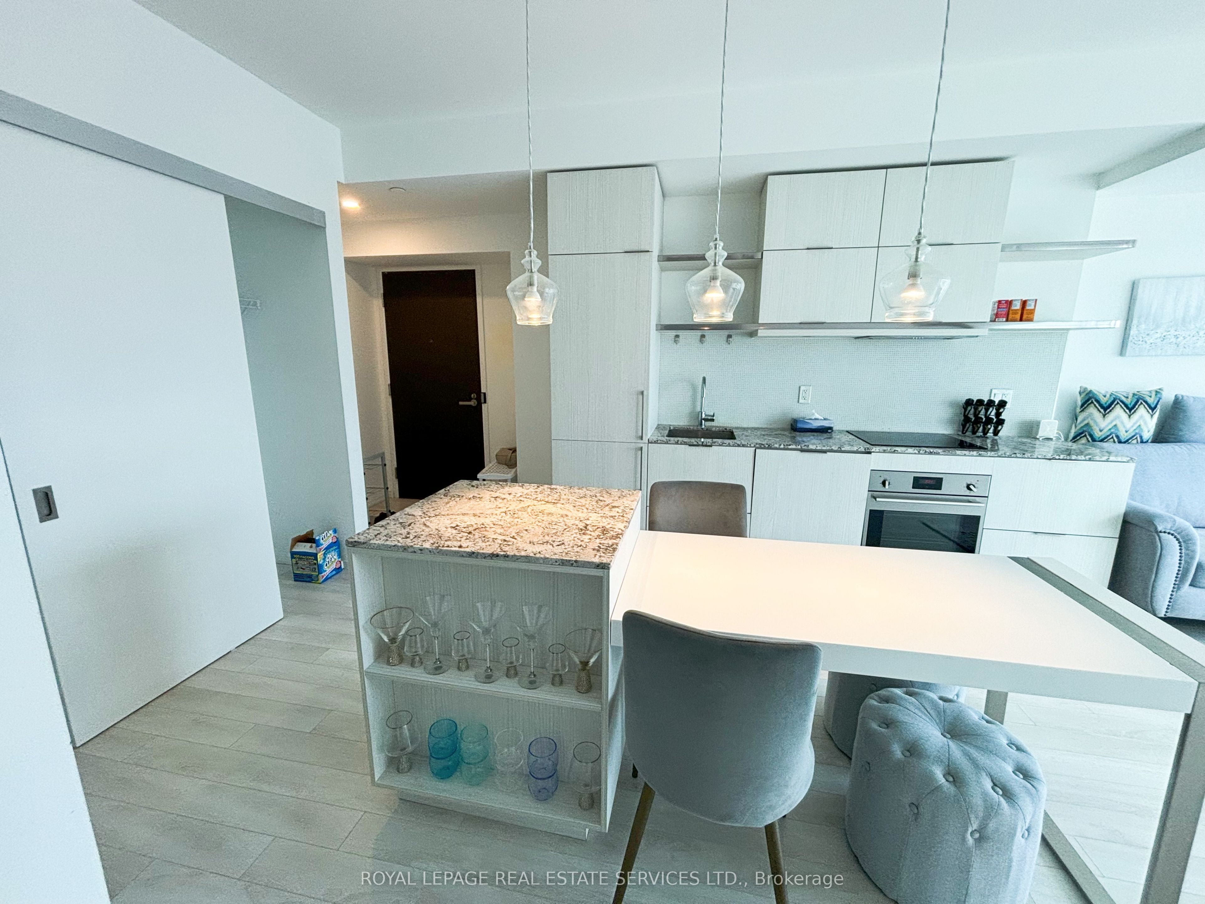 197 Yonge Street 2214 Property Photo 3
