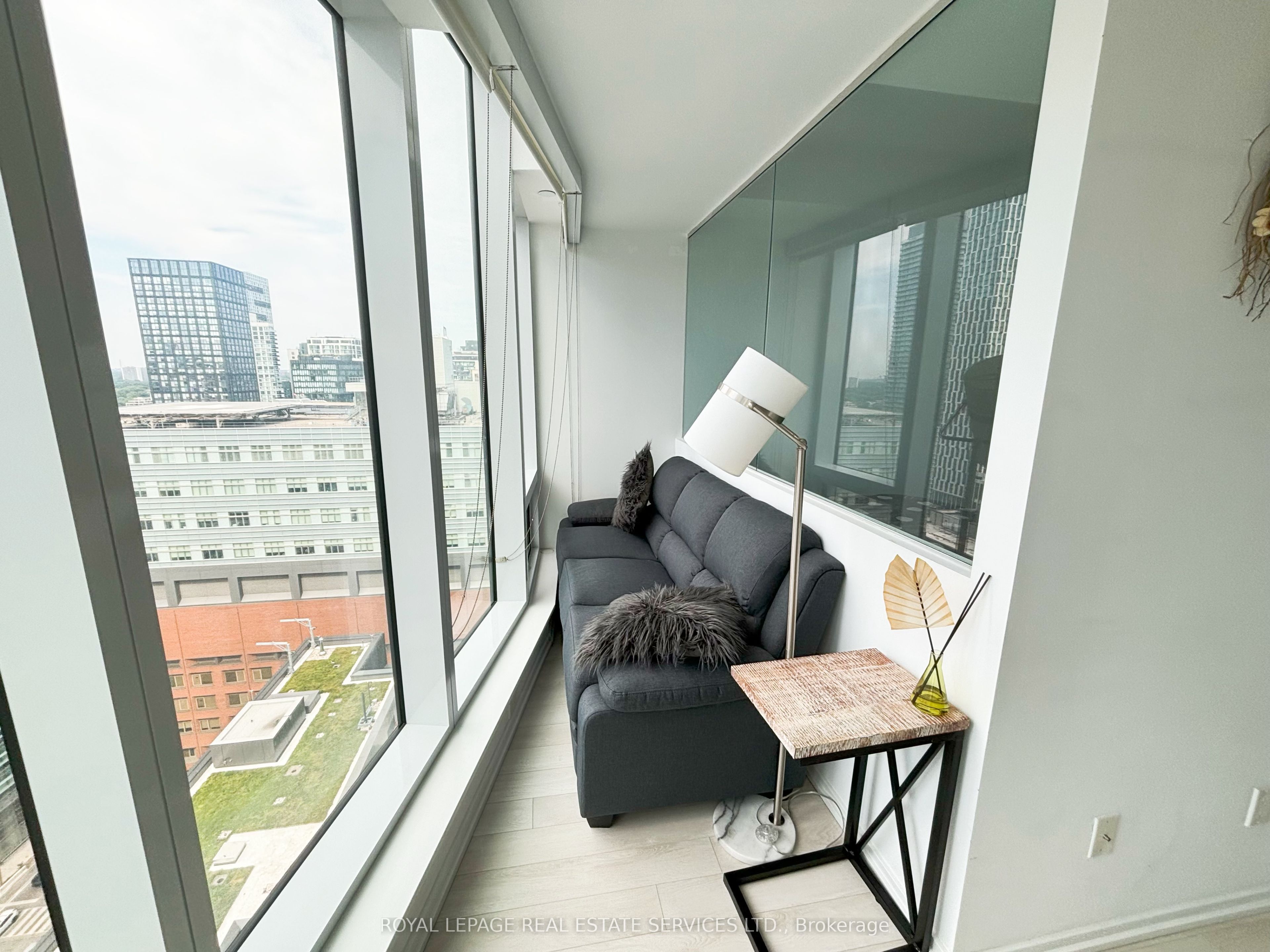 197 Yonge Street 2214 Property Photo 4