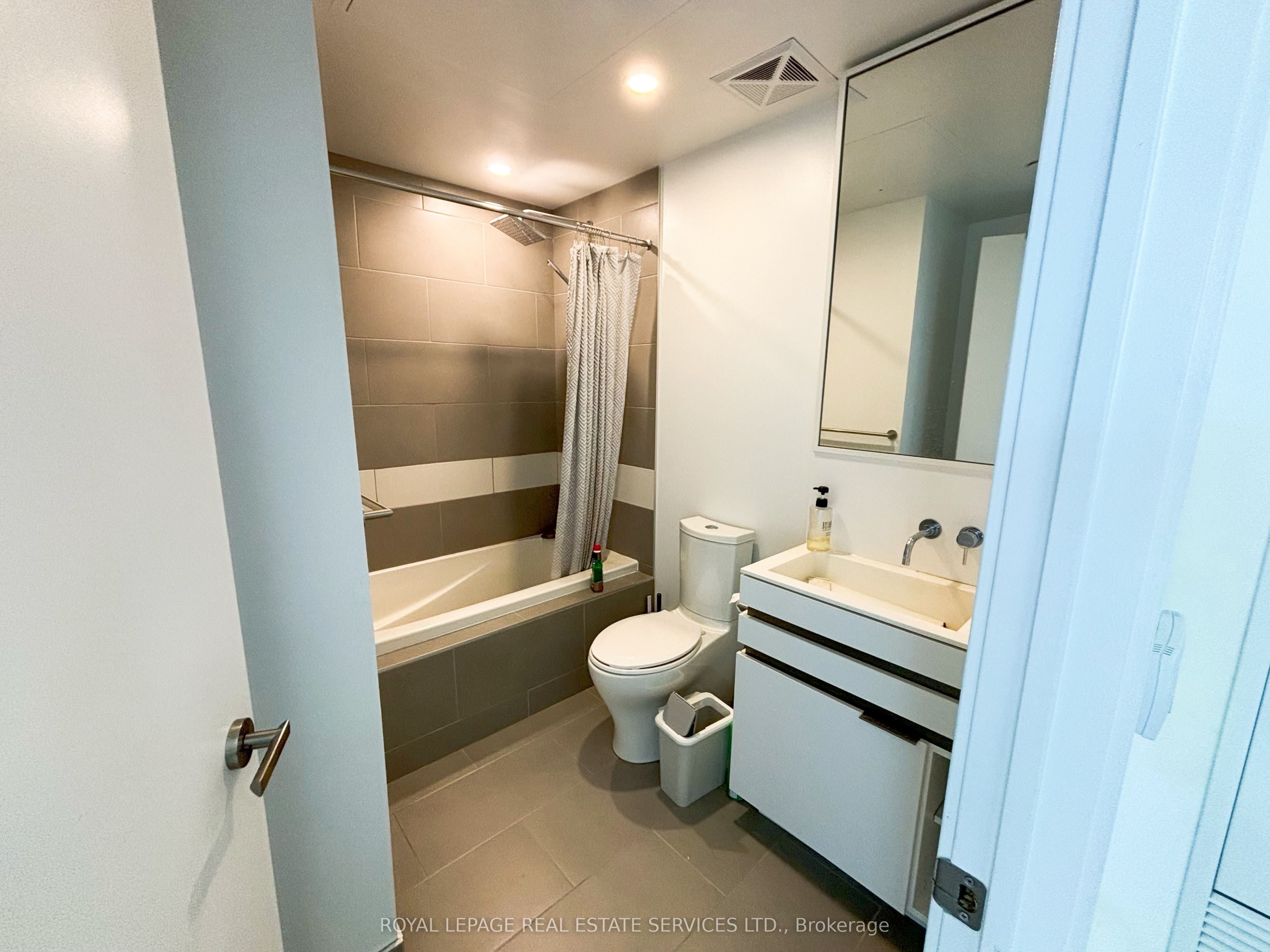 197 Yonge Street 2214 Property Photo 5