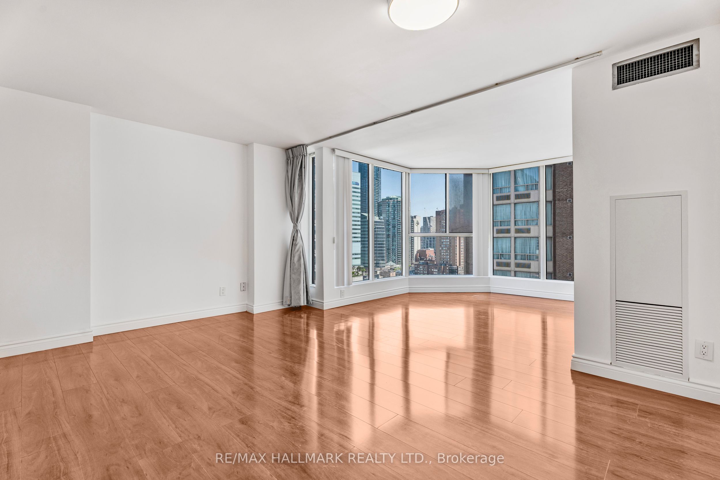 55 Centre Avenue 1607 Property Photo 1