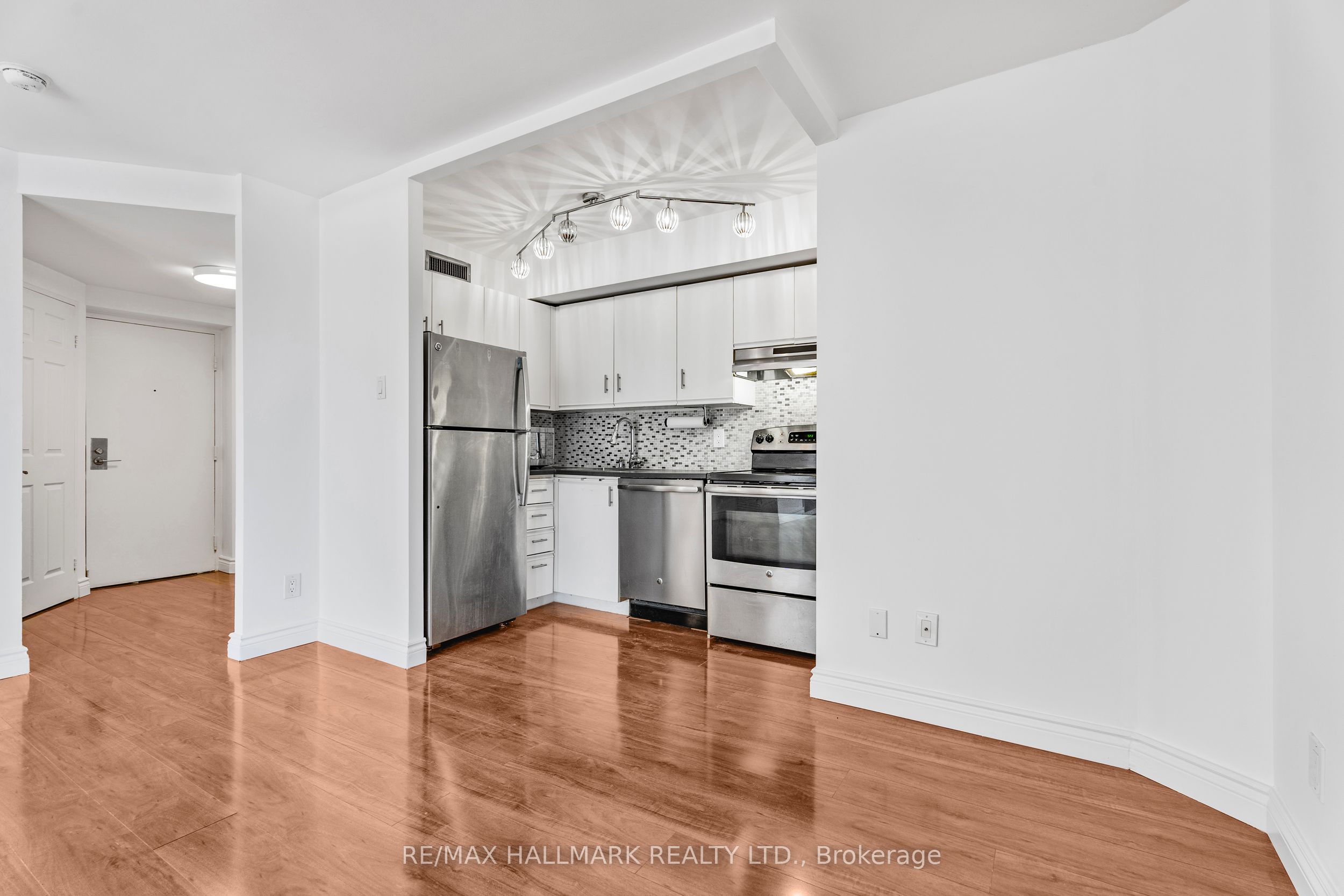 55 Centre Avenue 1607 Property Photo 3