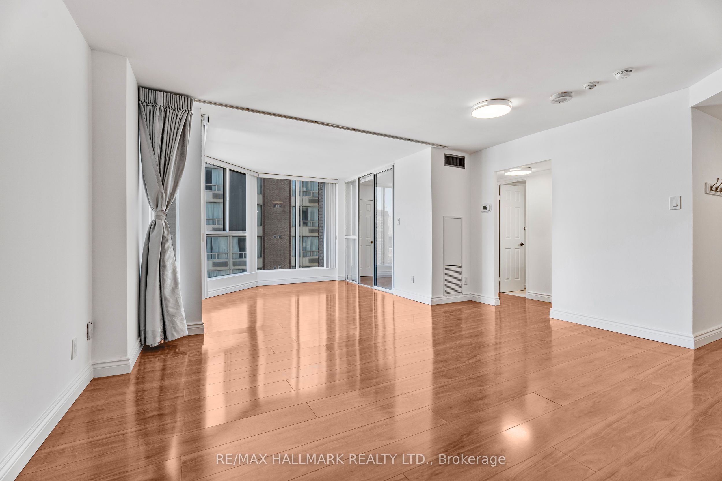55 Centre Avenue 1607 Property Photo 4