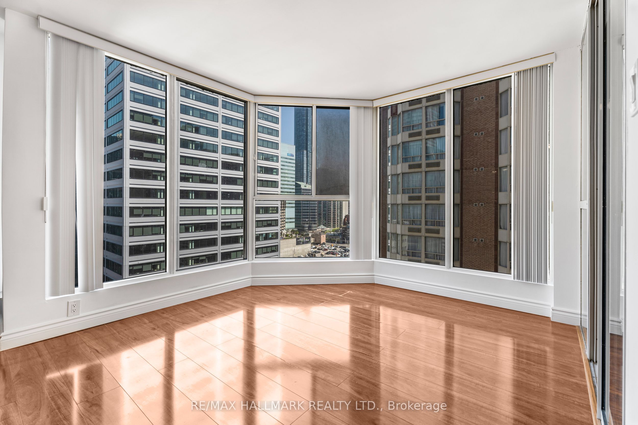 55 Centre Avenue 1607 Property Photo 5