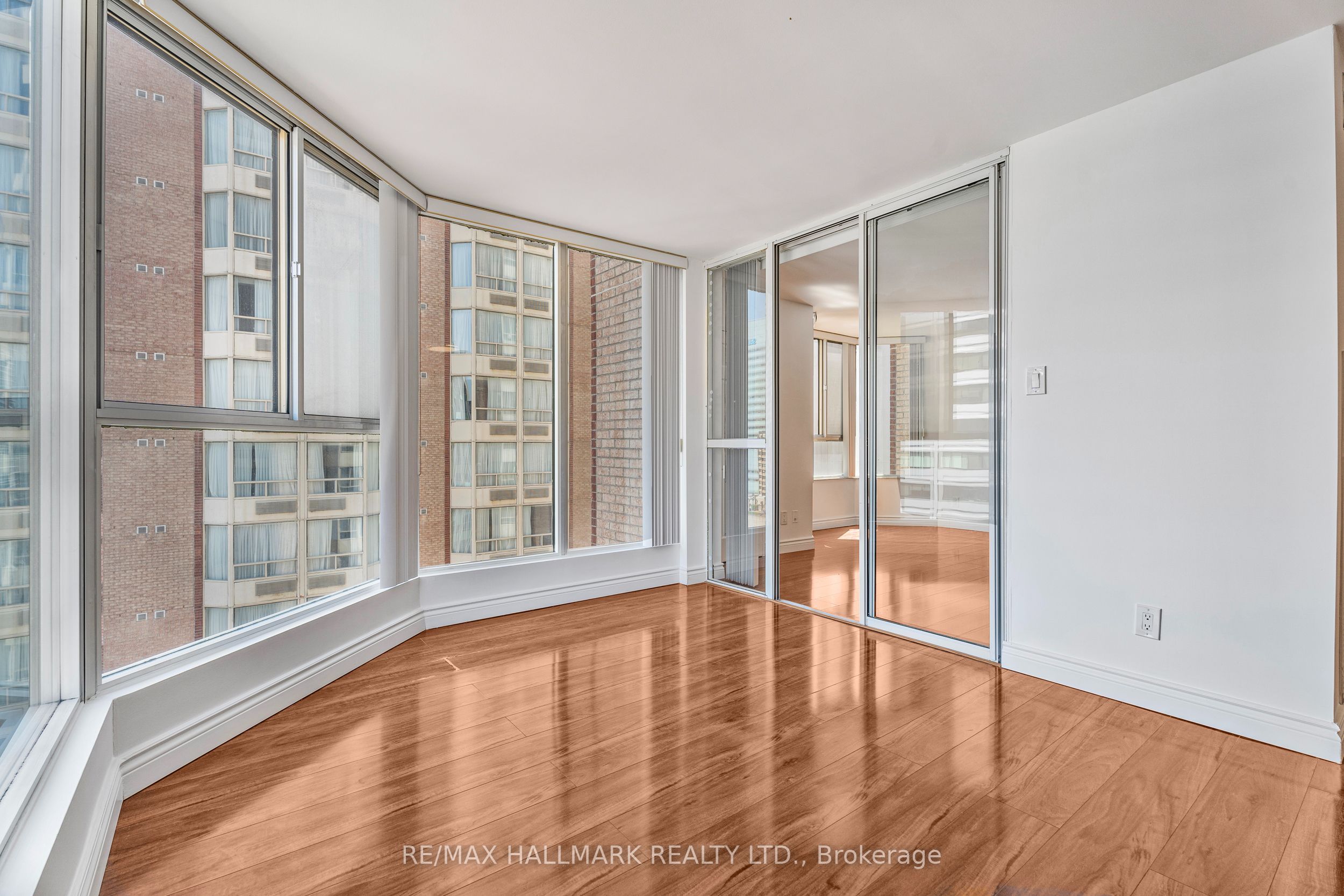 55 Centre Avenue 1607 Property Photo 6
