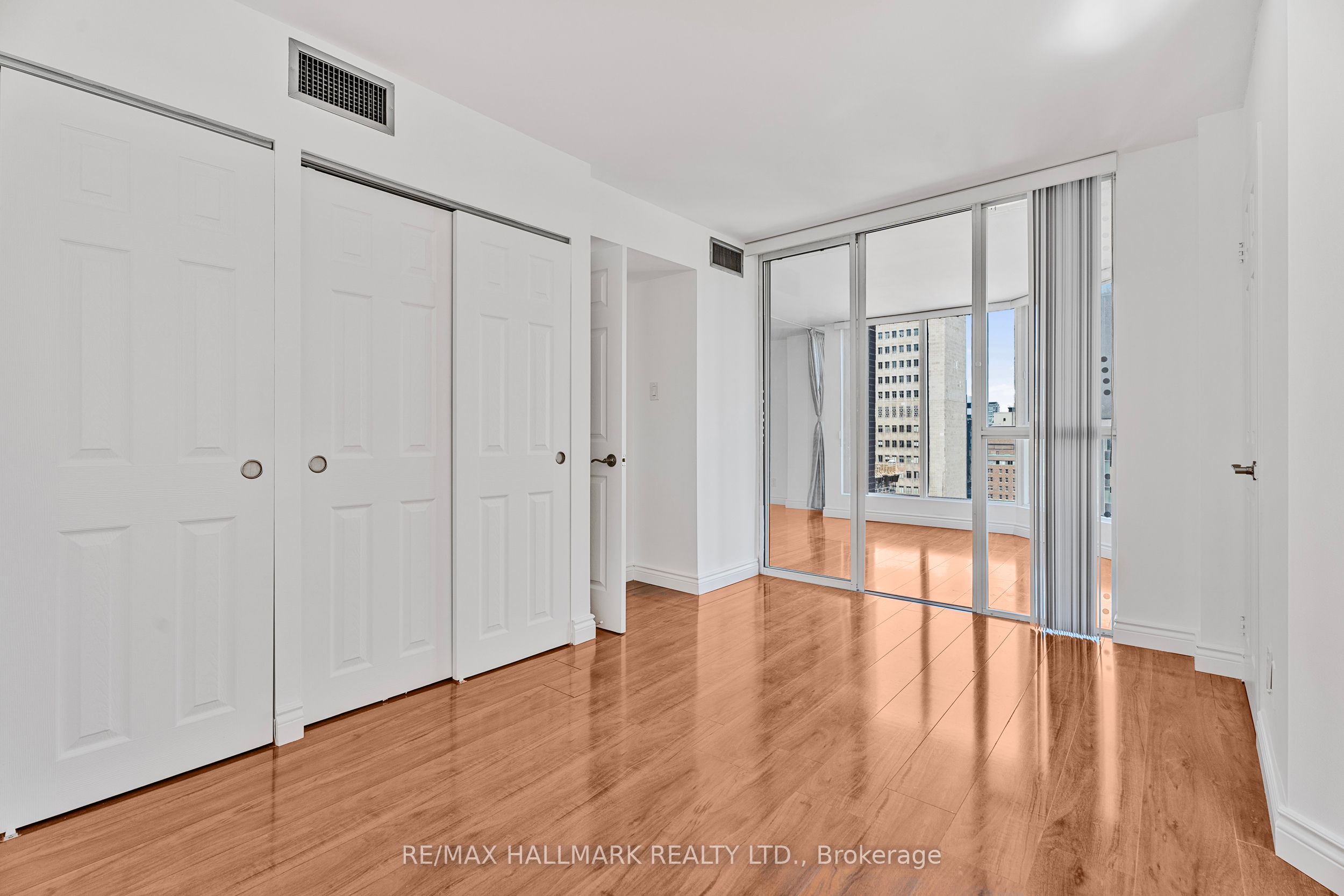 55 Centre Avenue 1607 Property Photo 13