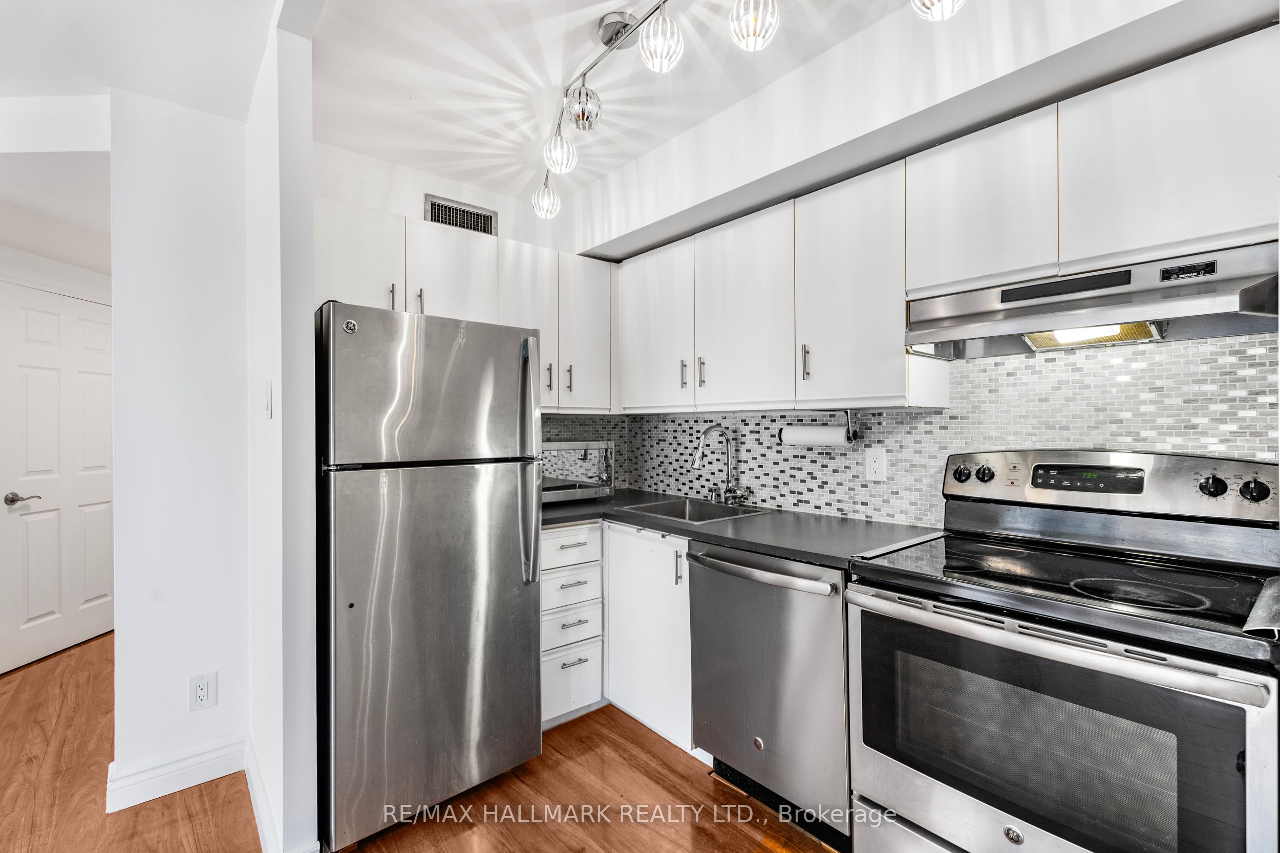 55 Centre Avenue 1607 Property Photo 18