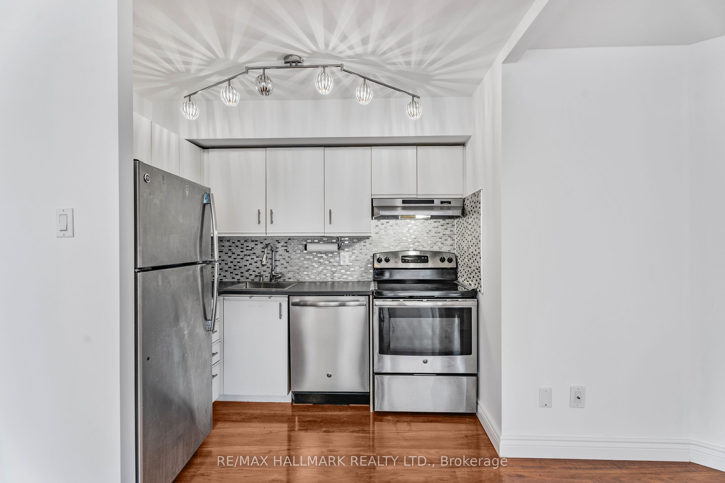 55 Centre Avenue 1607 Property Photo 19