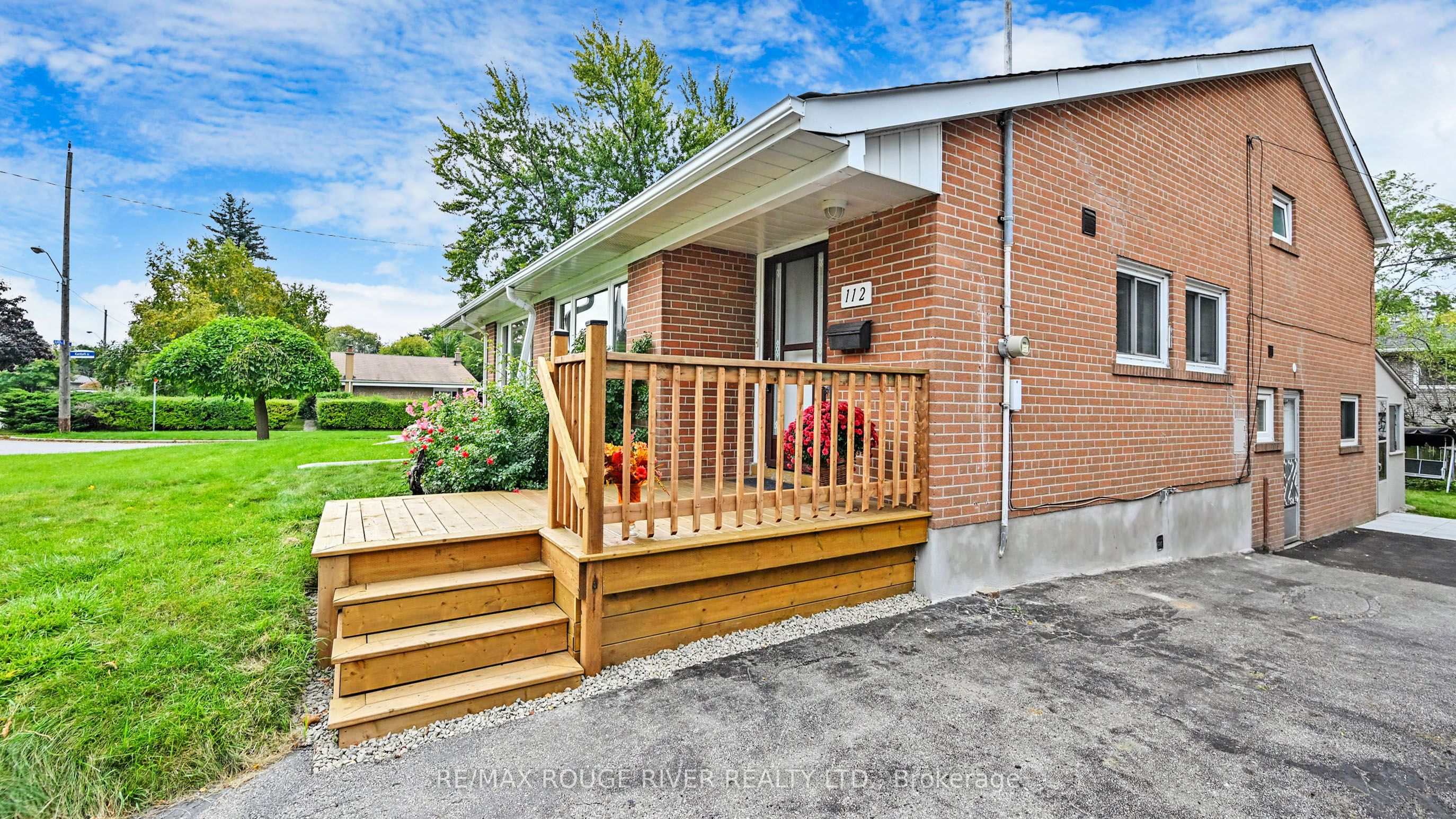 112 Billington Crescent Property Photo 3