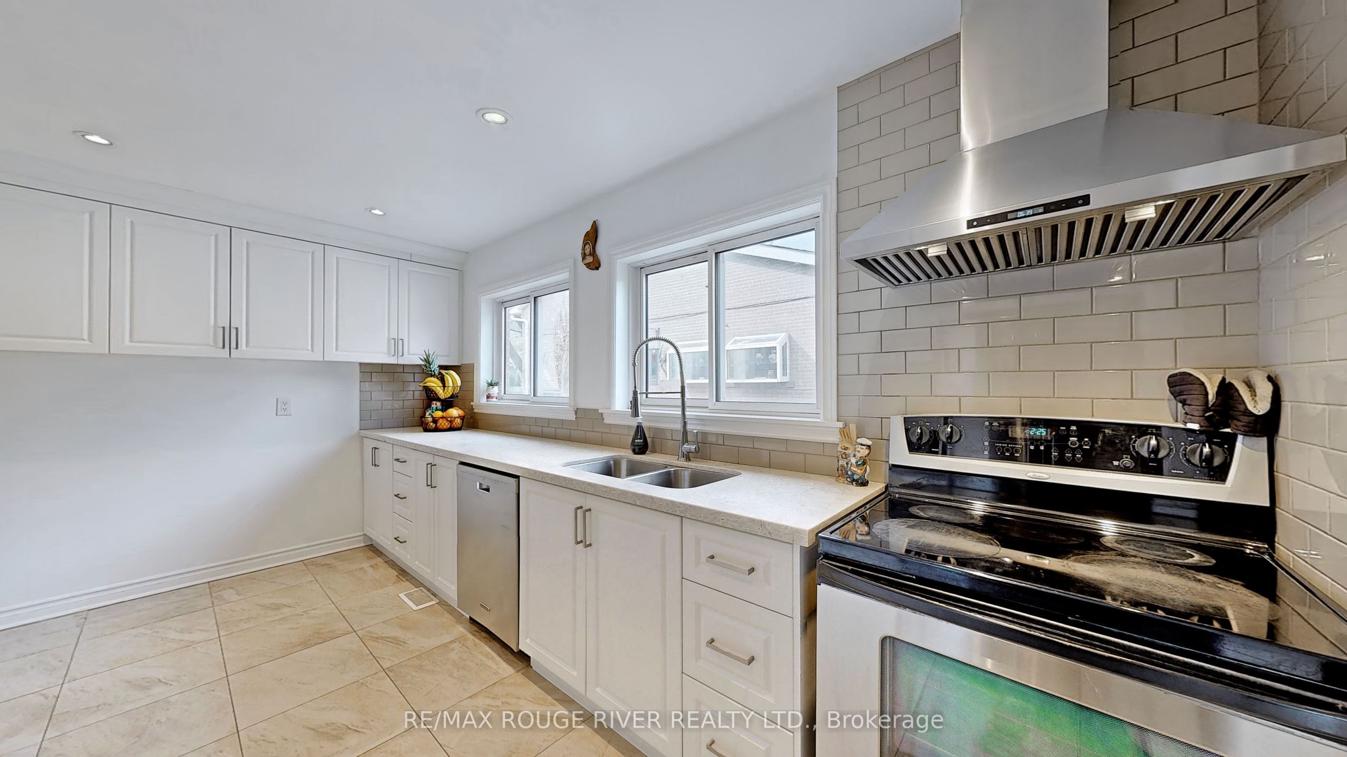 112 Billington Crescent Property Photo 14