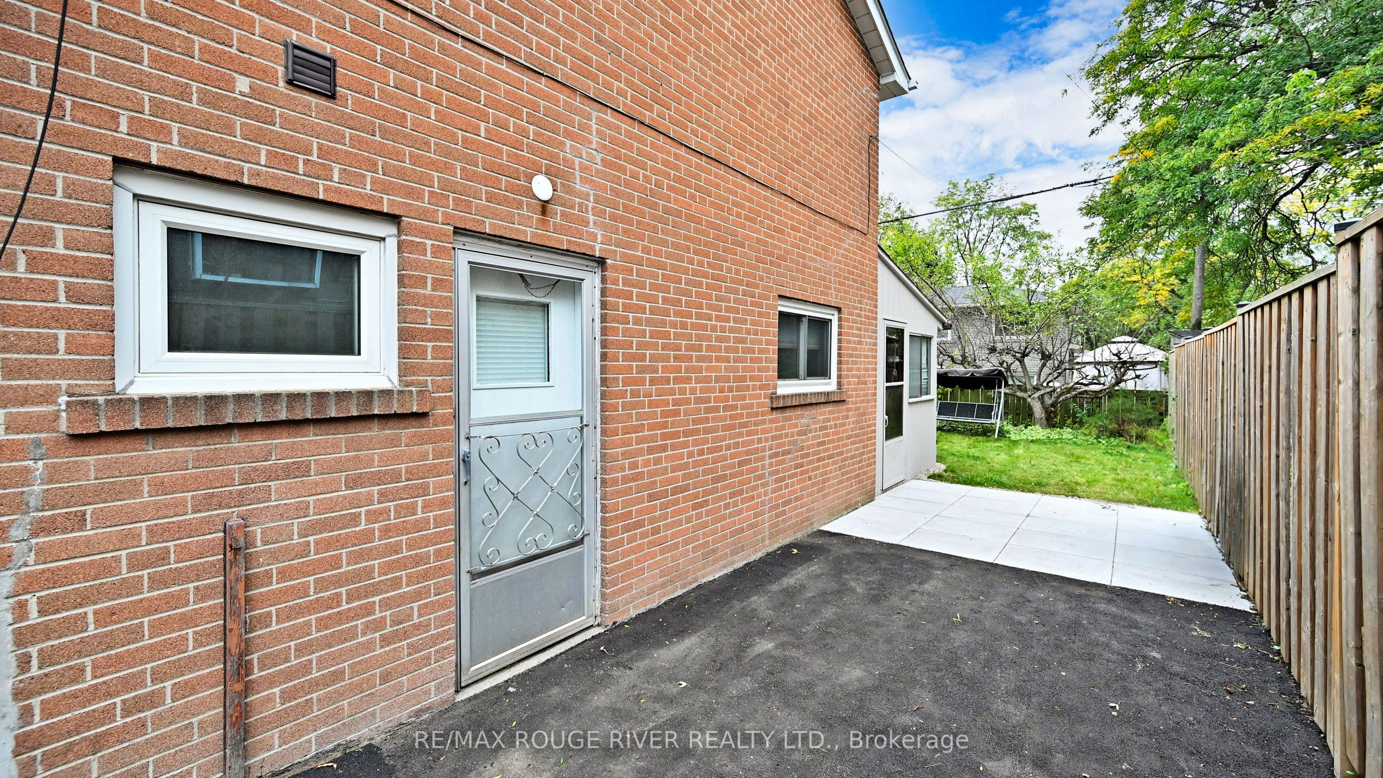 112 Billington Crescent Property Photo 39