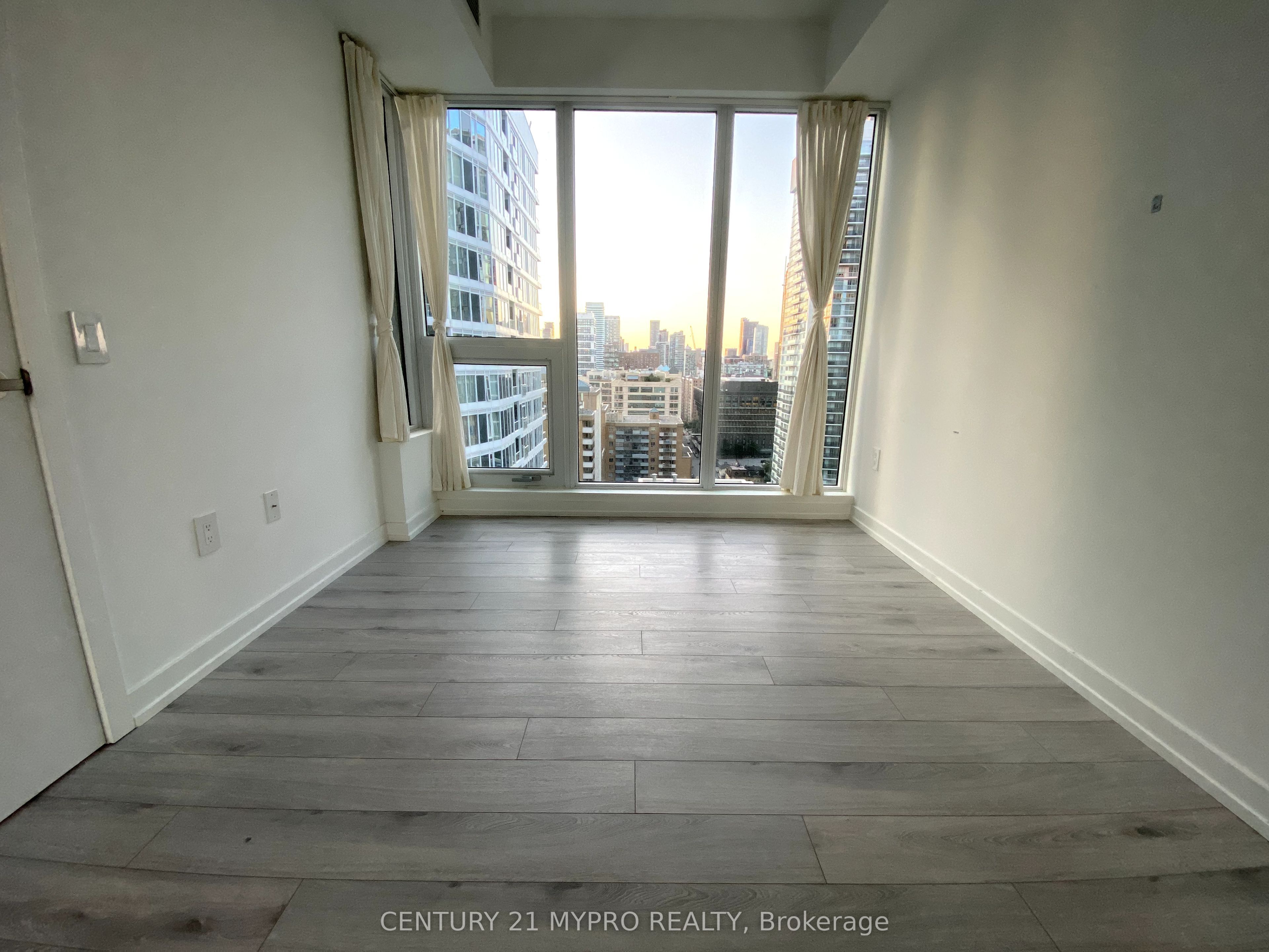 77 Shuter Street 2313 Property Photo 3