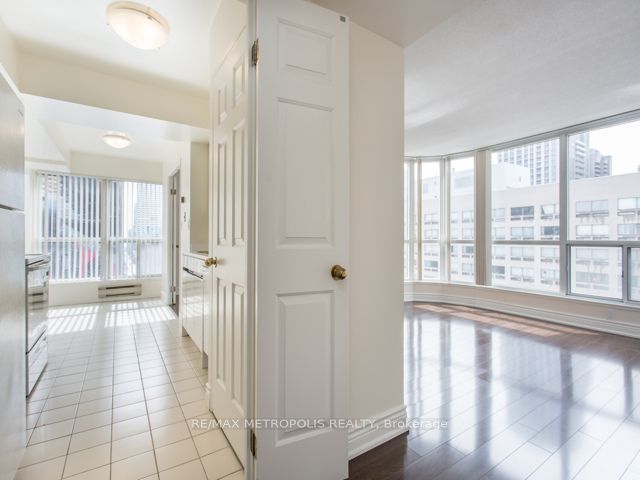 7 Carlton Street 1406 Property Photo 4