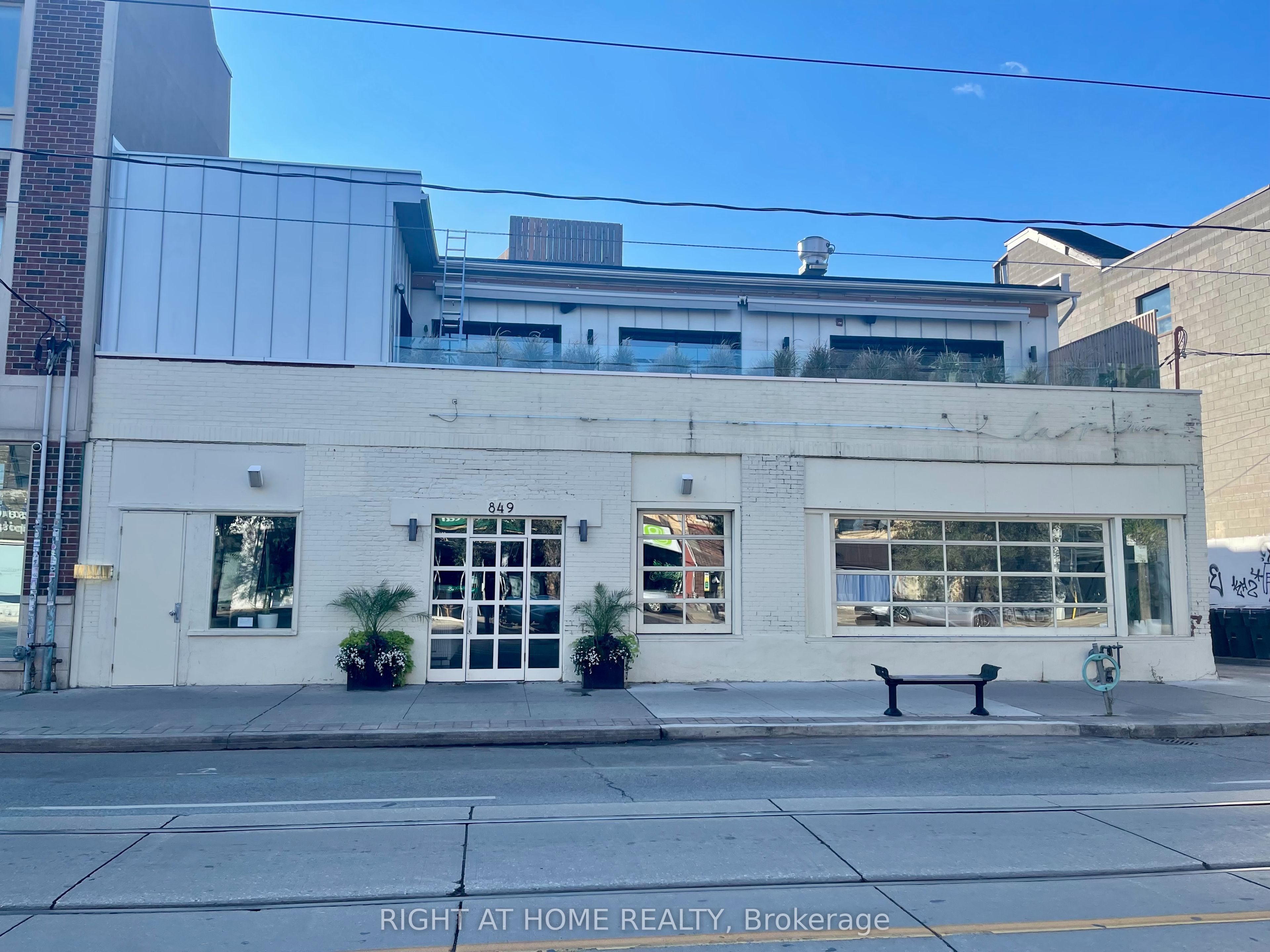 849 Dundas Street W Property Photo 1