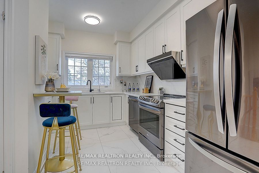 171b Finch Avenue E Property Photo 5