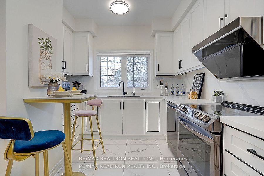 171b Finch Avenue E Property Photo 6