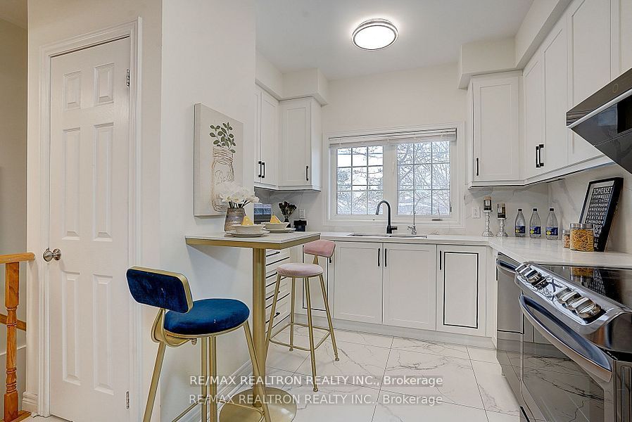 171b Finch Avenue E Property Photo 7