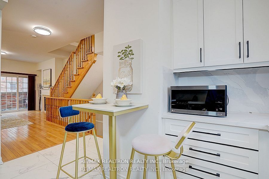 171b Finch Avenue E Property Photo 8