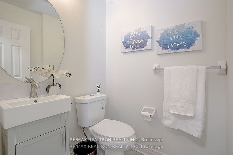 171b Finch Avenue E Property Photo 16