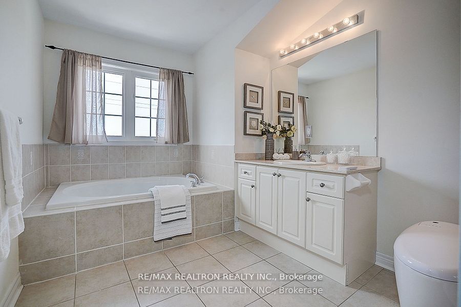 171b Finch Avenue E Property Photo 33