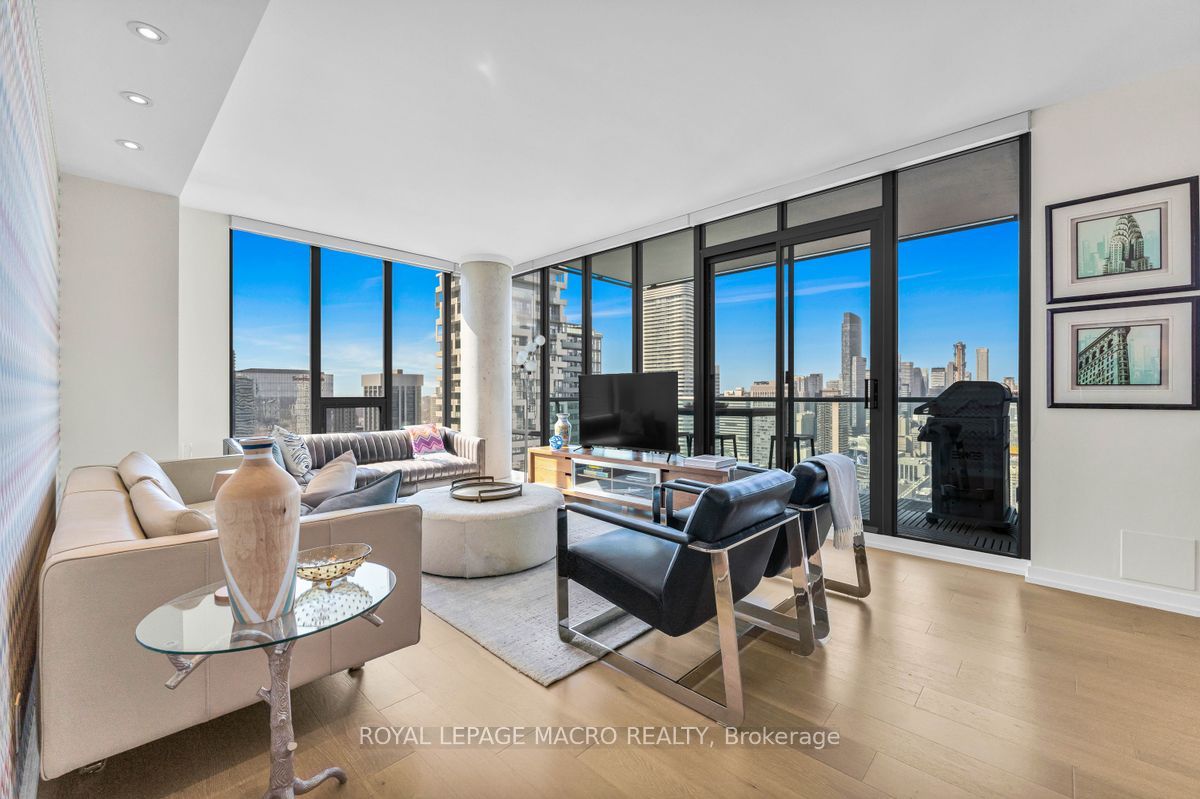 33 Lombard Street 4302 Property Photo 1