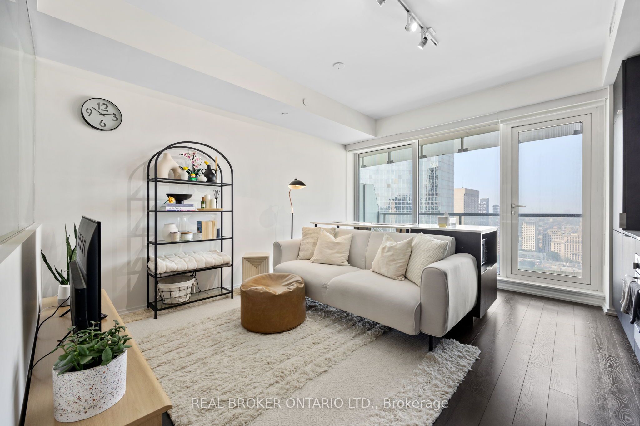 197 Yonge Street 10 Property Photo 1
