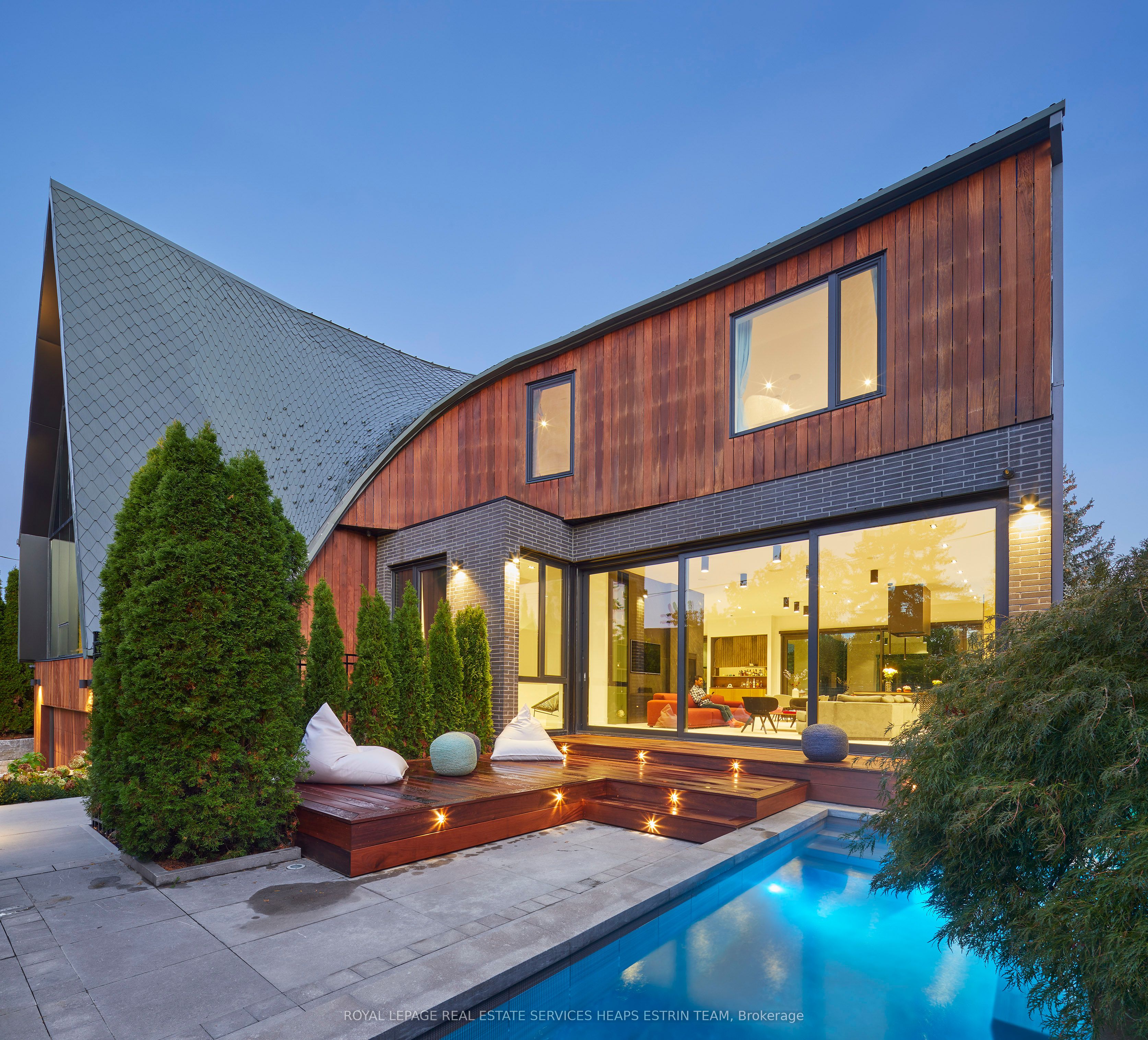 108 Stratford Crescent Property Photo 1