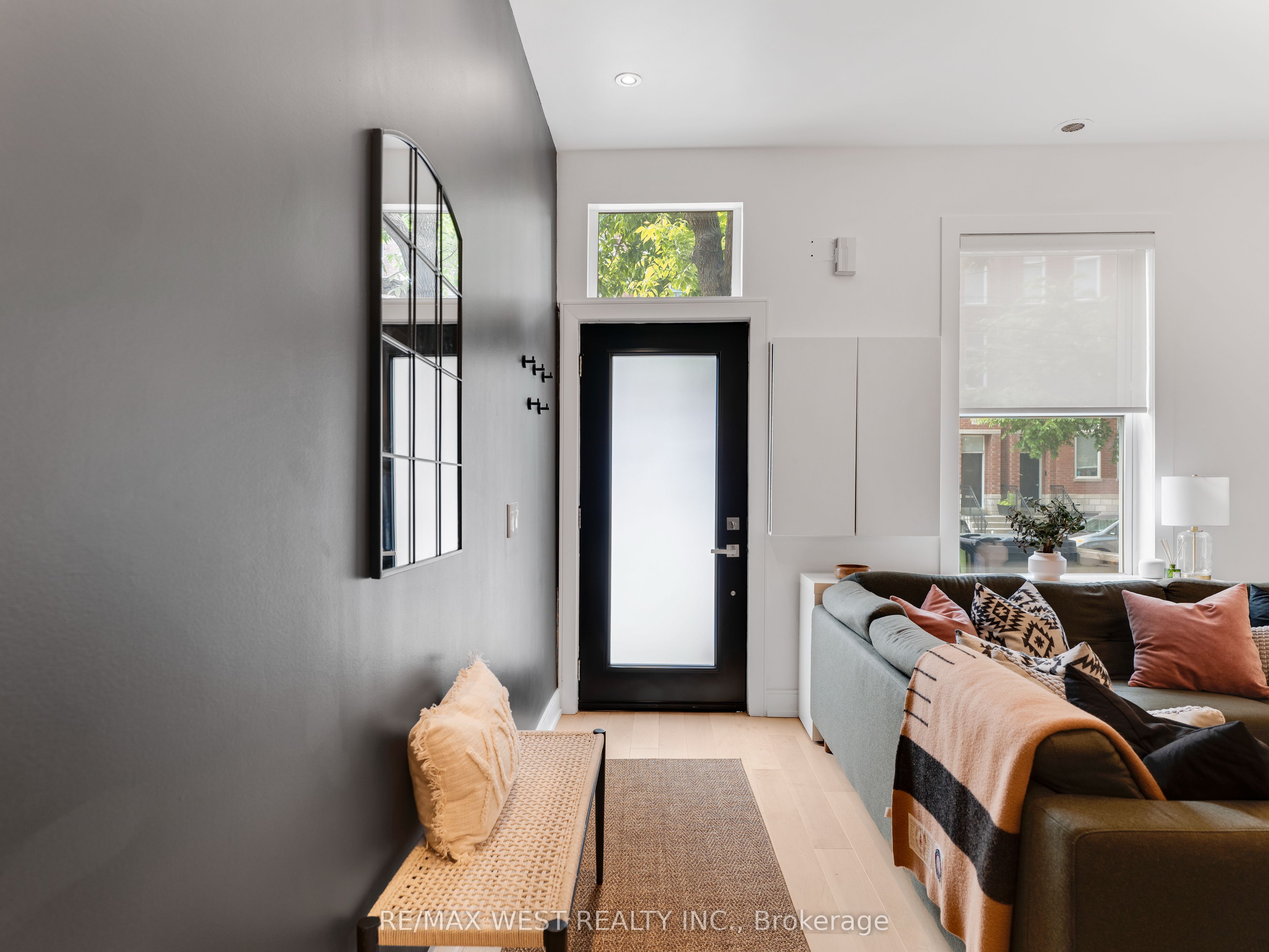 553 King Street E Property Photo 1