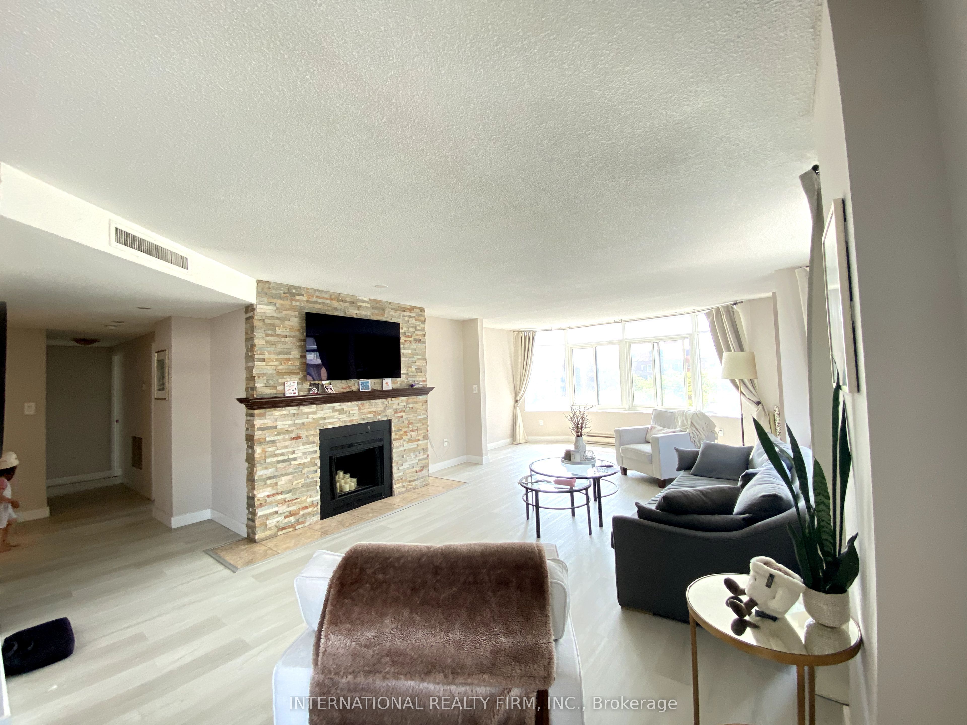 135 George Street S 605 Property Photo 5