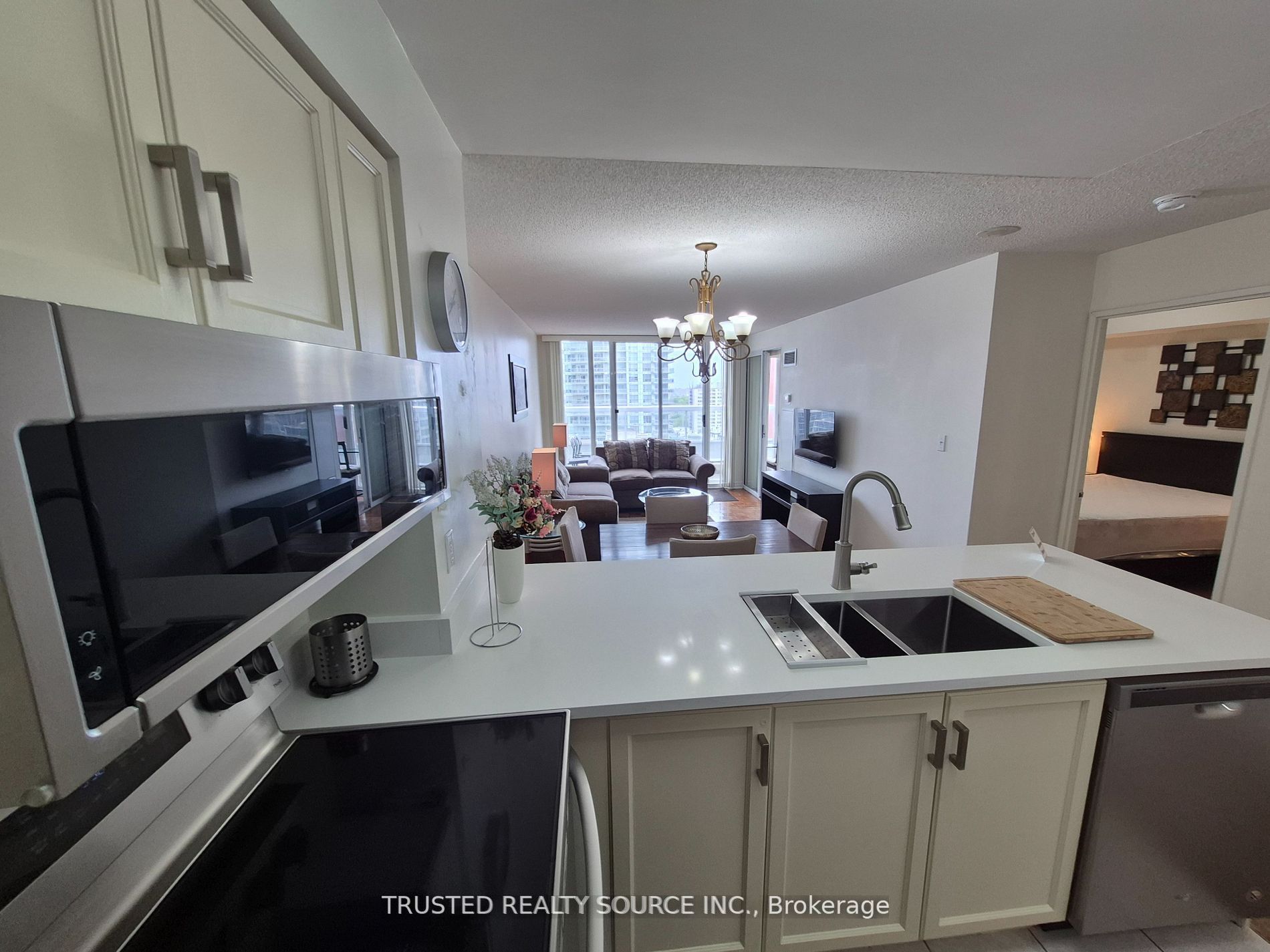 43 Eglinton Avenue E 1807 Property Photo 1