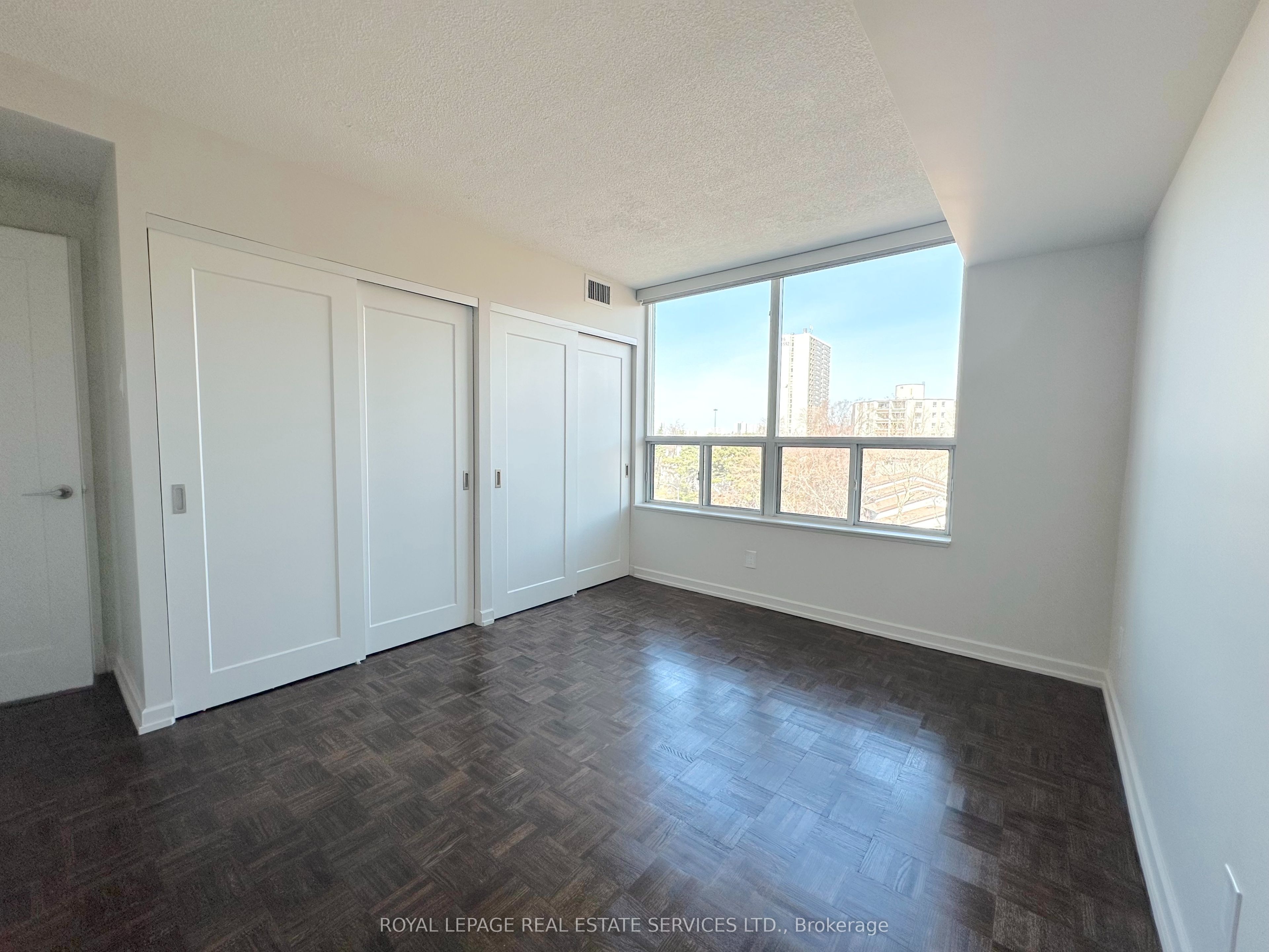 17 Brookbanks Drive 703 Property Photo 9