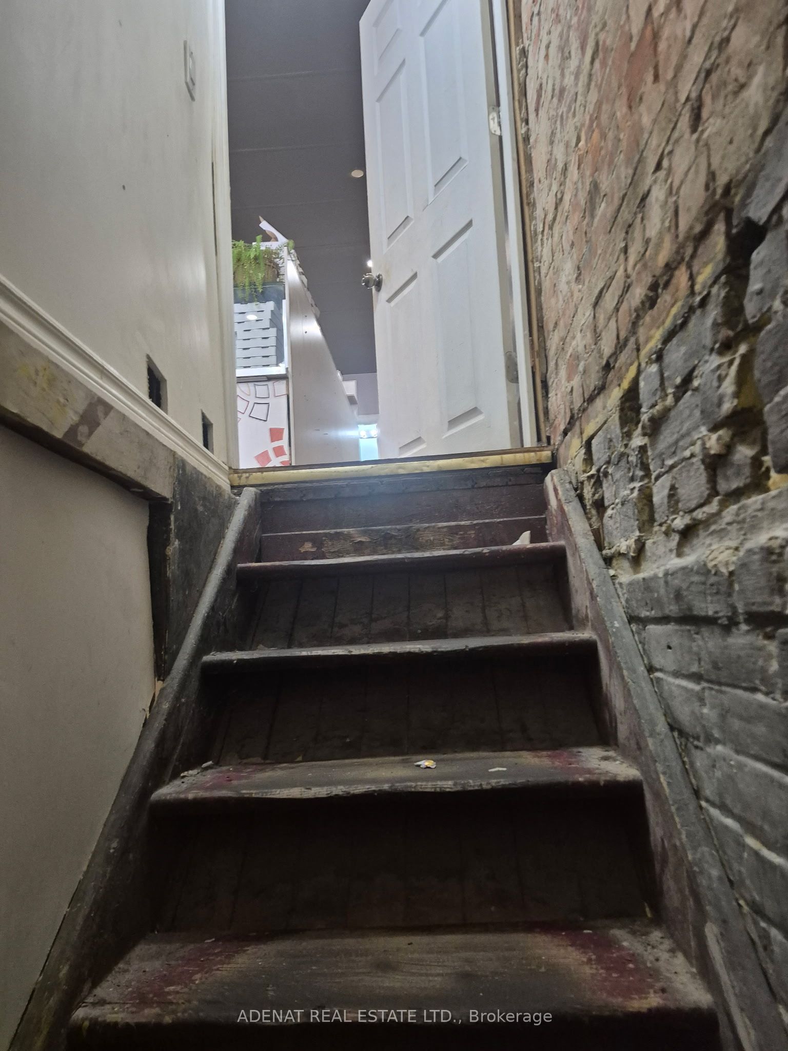 975 Bloor Street W Property Photo 11