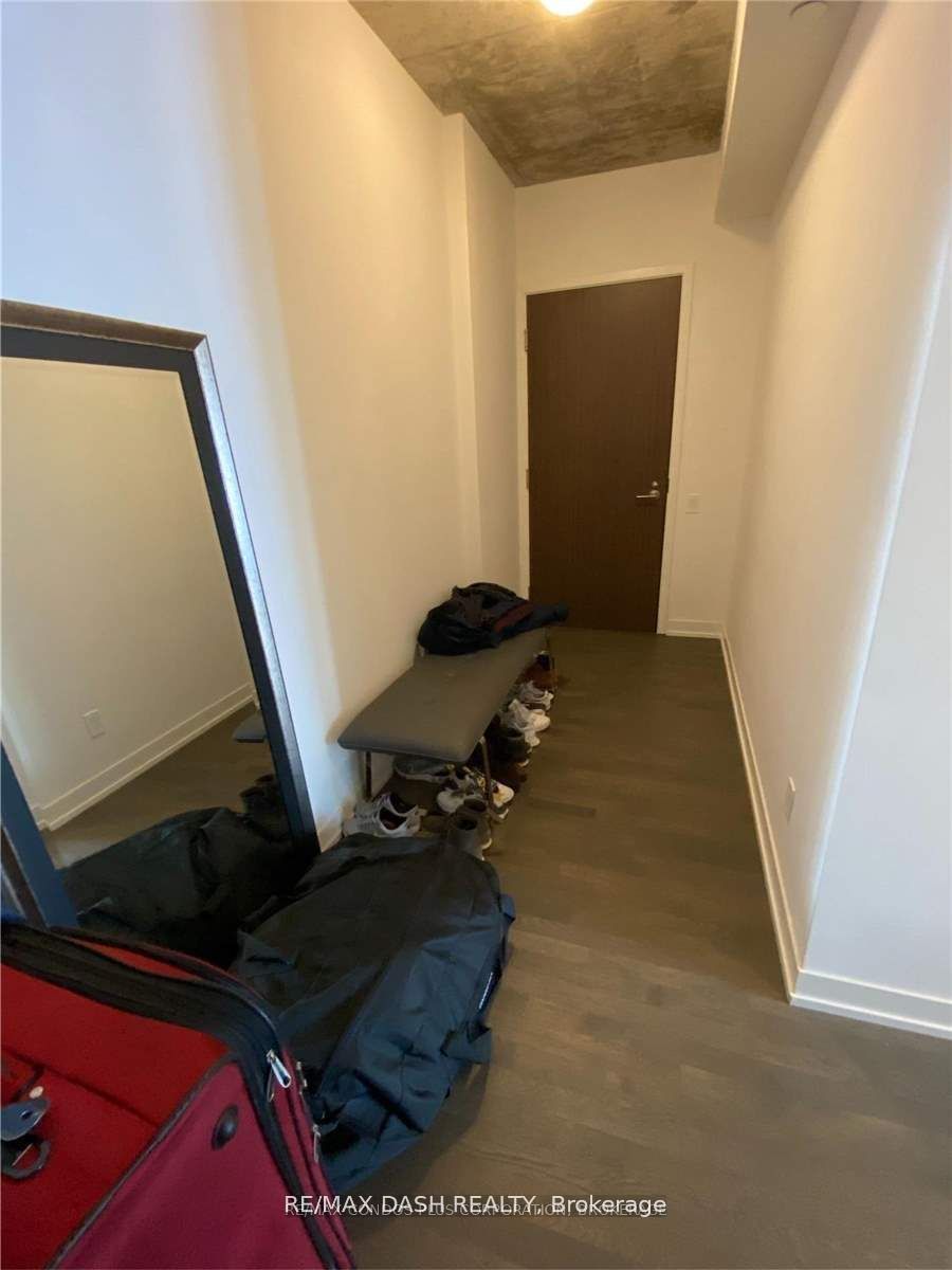 560 King Street W 523 Property Photo 2