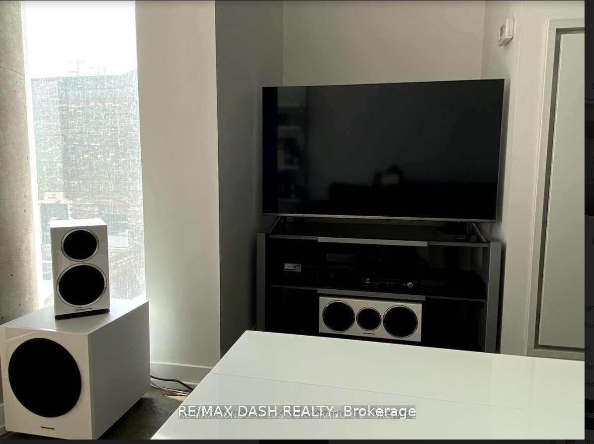 560 King Street W 523 Property Photo 5