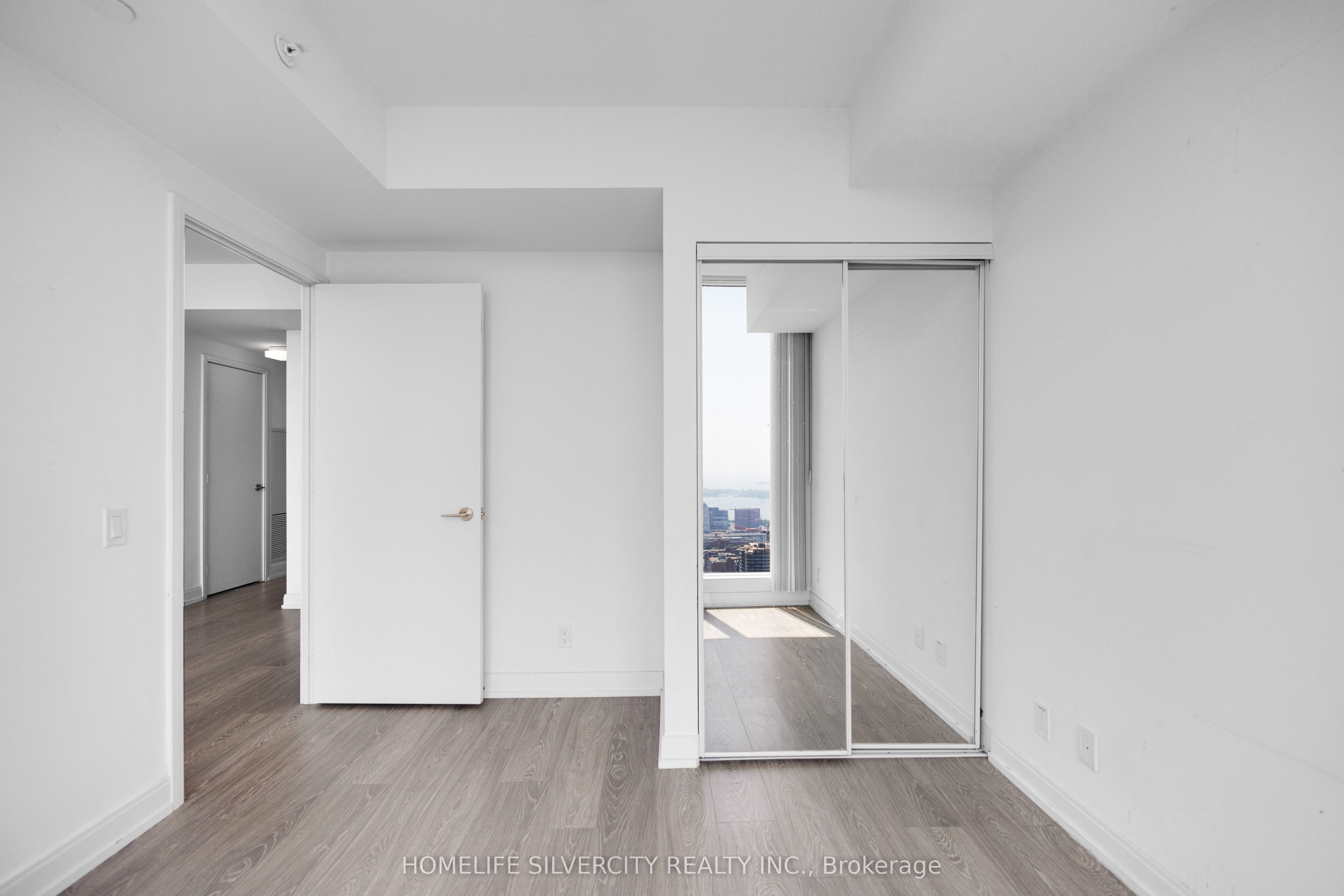 181 Dundas Street E Ph8 Property Photo 26