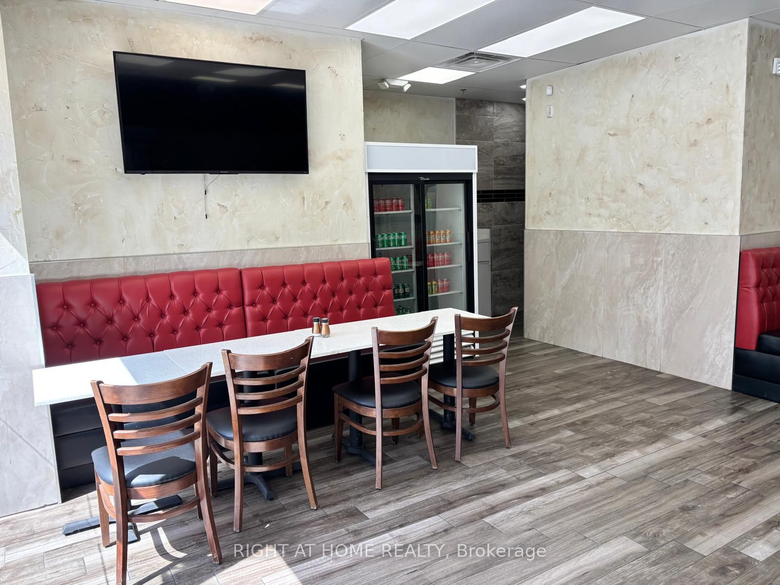 700 King Street W 105 Property Photo 4