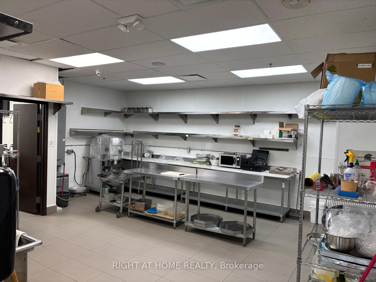 700 King Street W 105 Property Photo 8