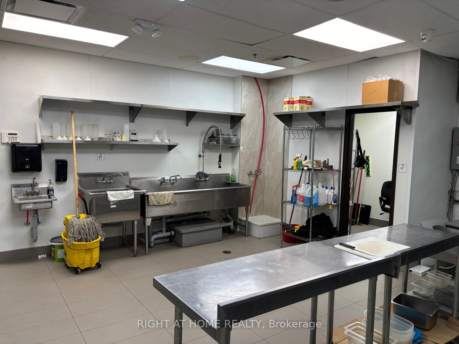 700 King Street W 105 Property Photo 9