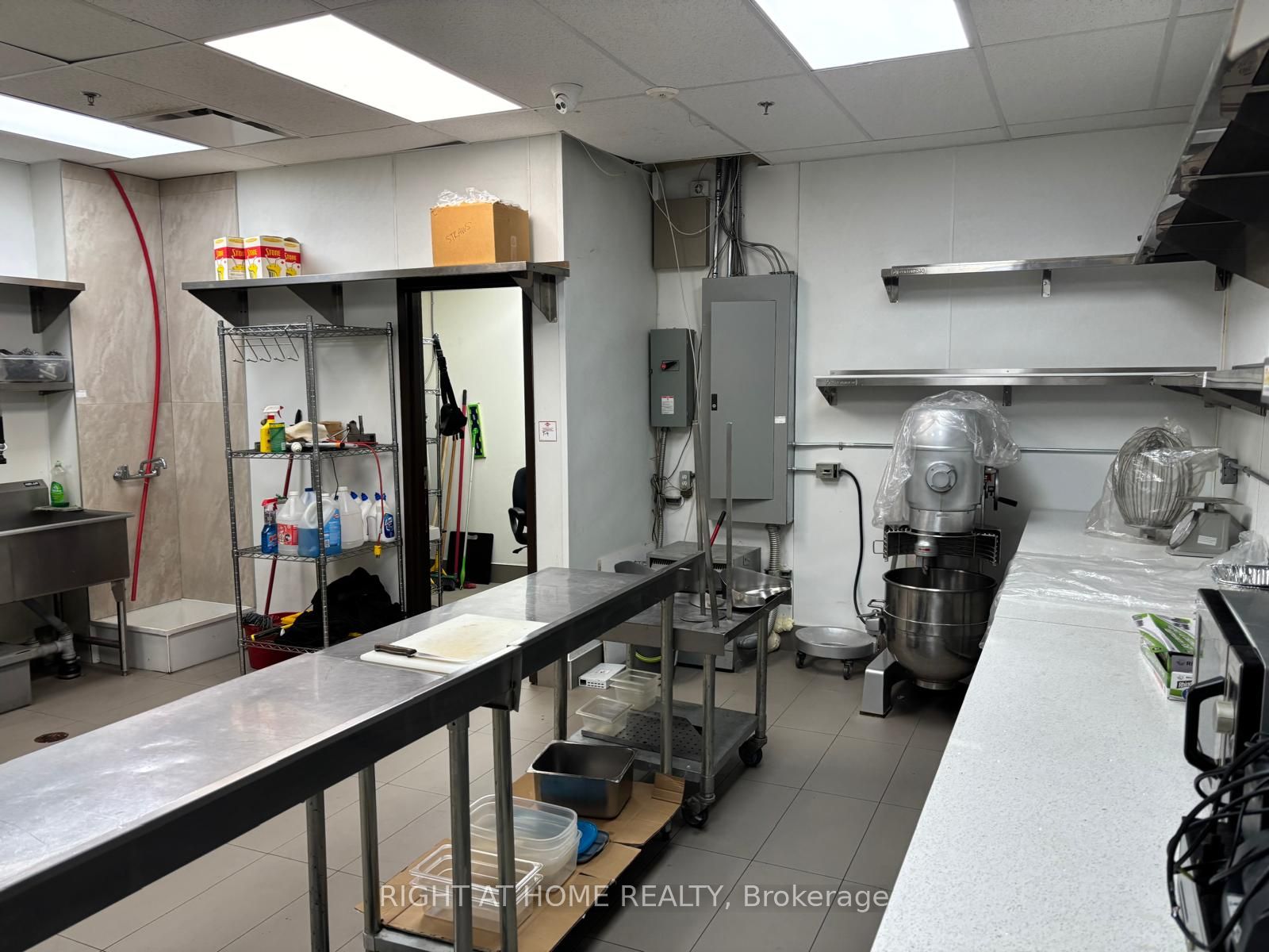 700 King Street W 105 Property Photo 10