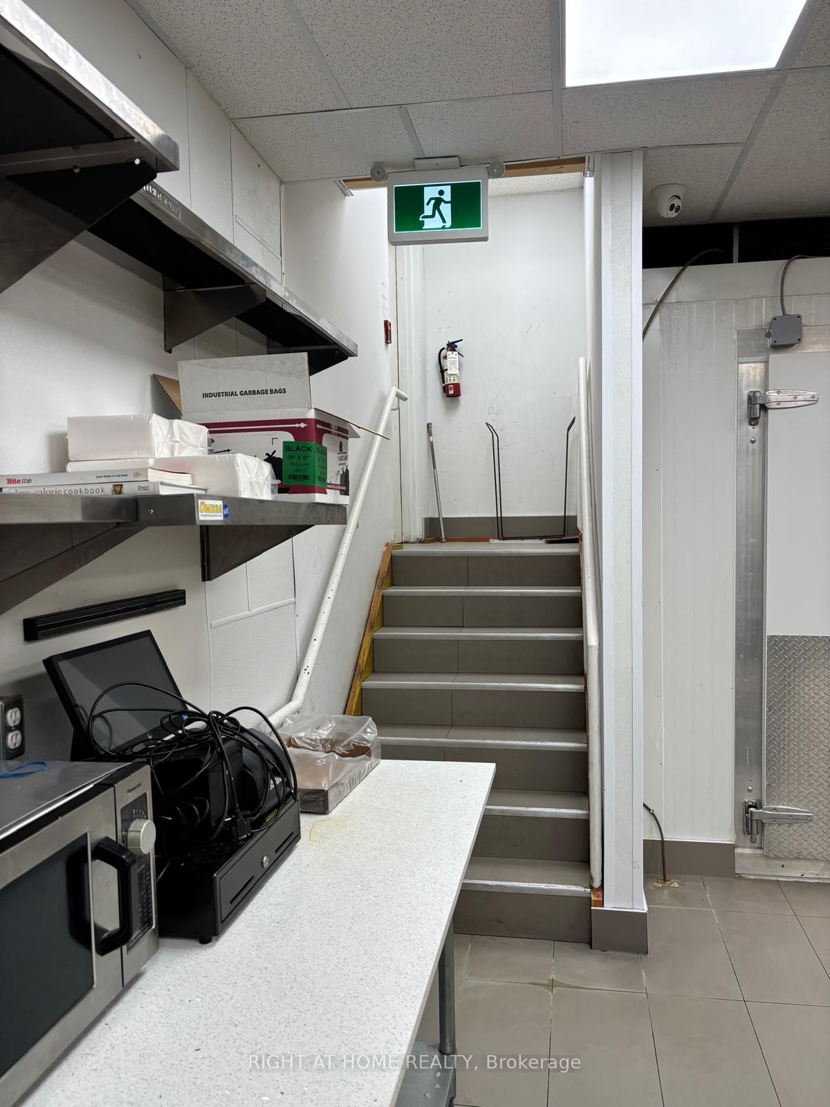 700 King Street W 105 Property Photo 12