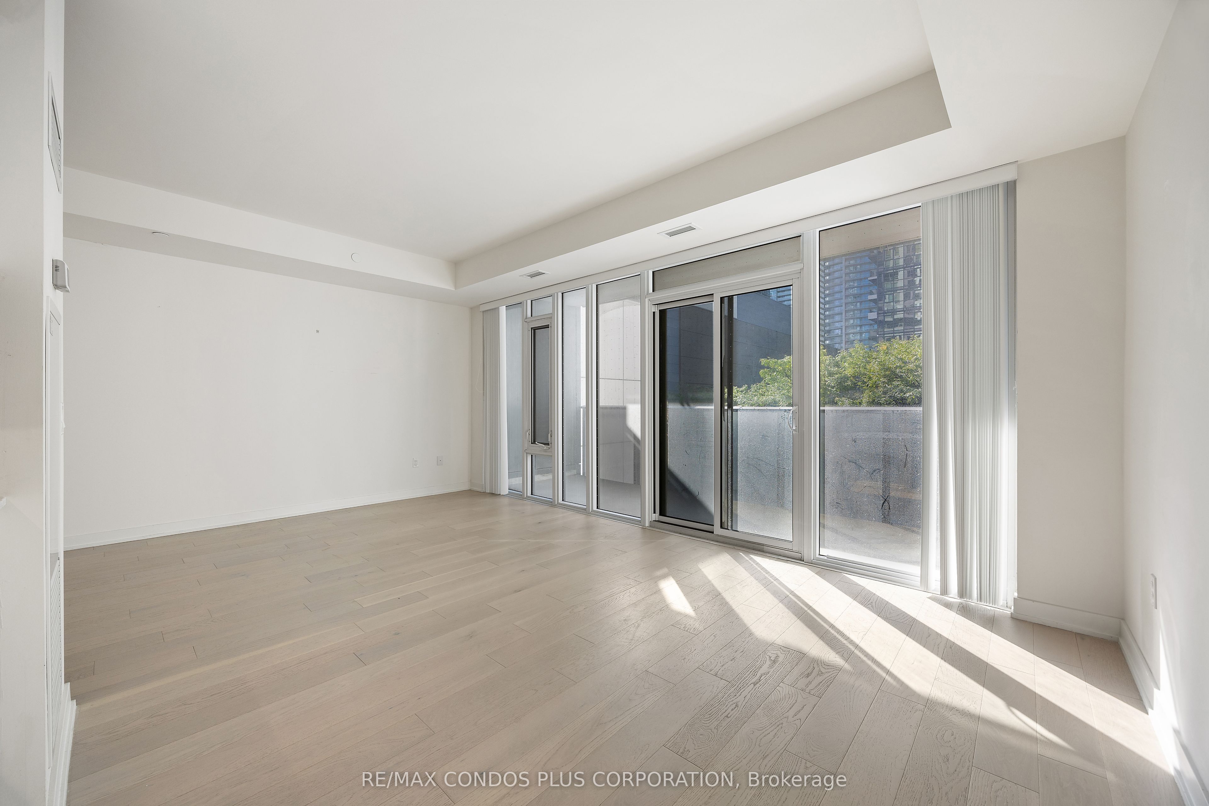 330 Richmond Street W 518 Property Photo 2