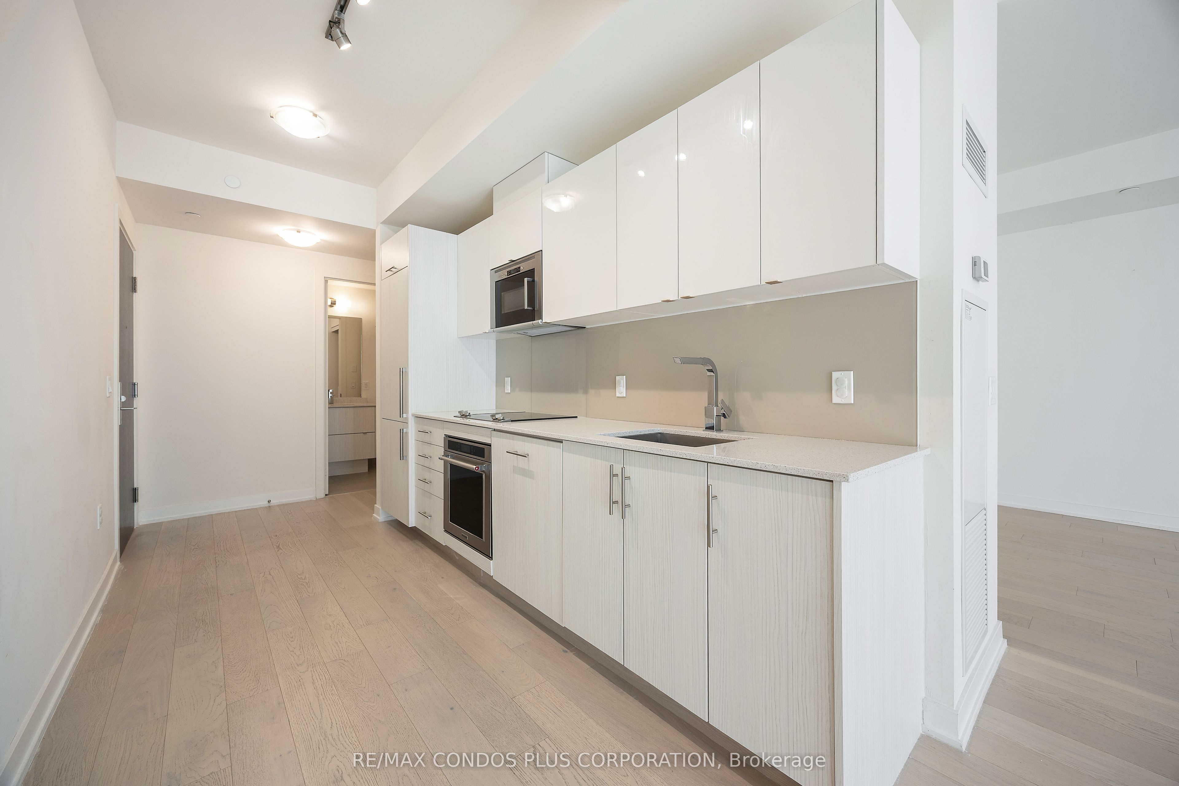 330 Richmond Street W 518 Property Photo 6