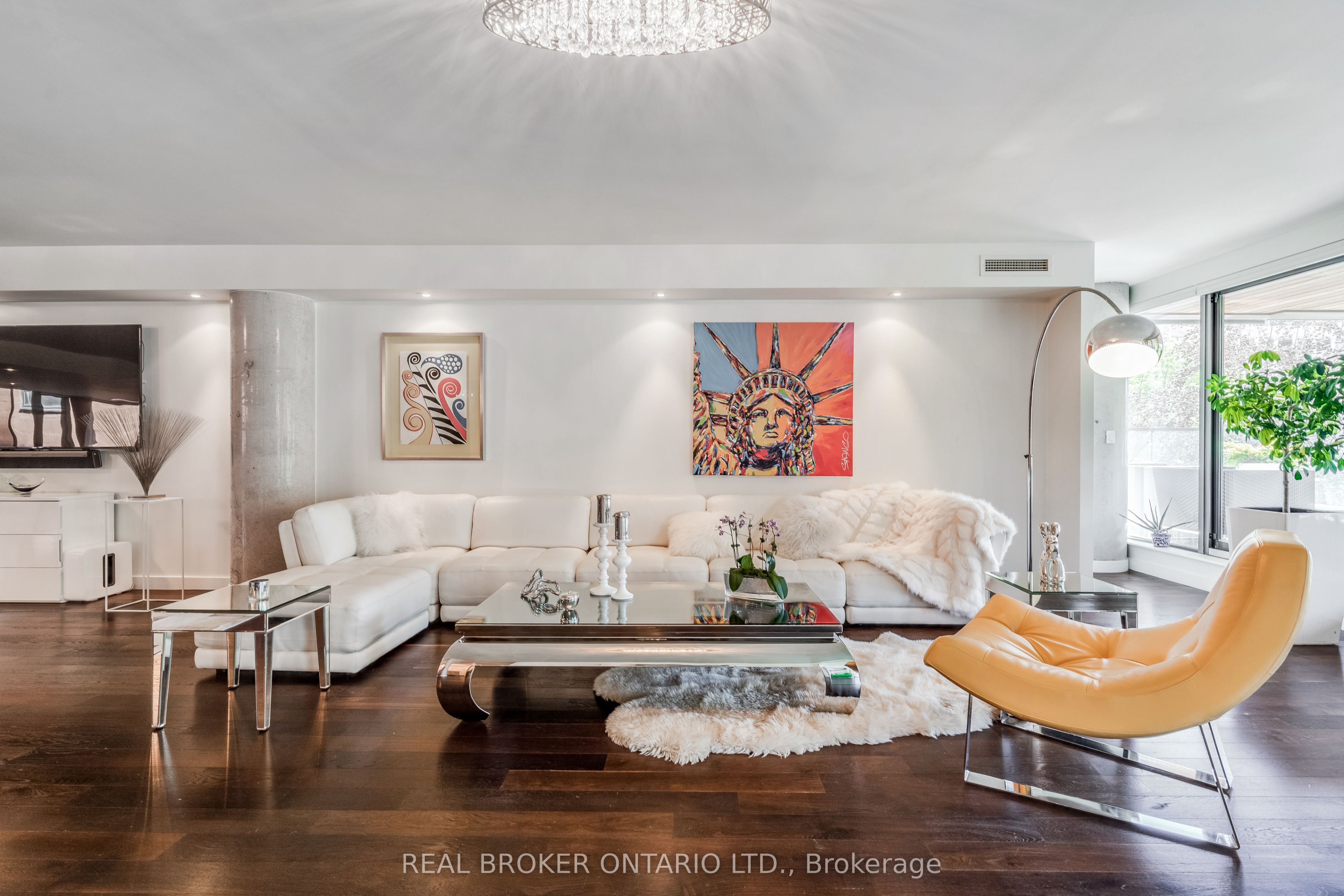 500 Wellington Street W 201 Property Photo 1