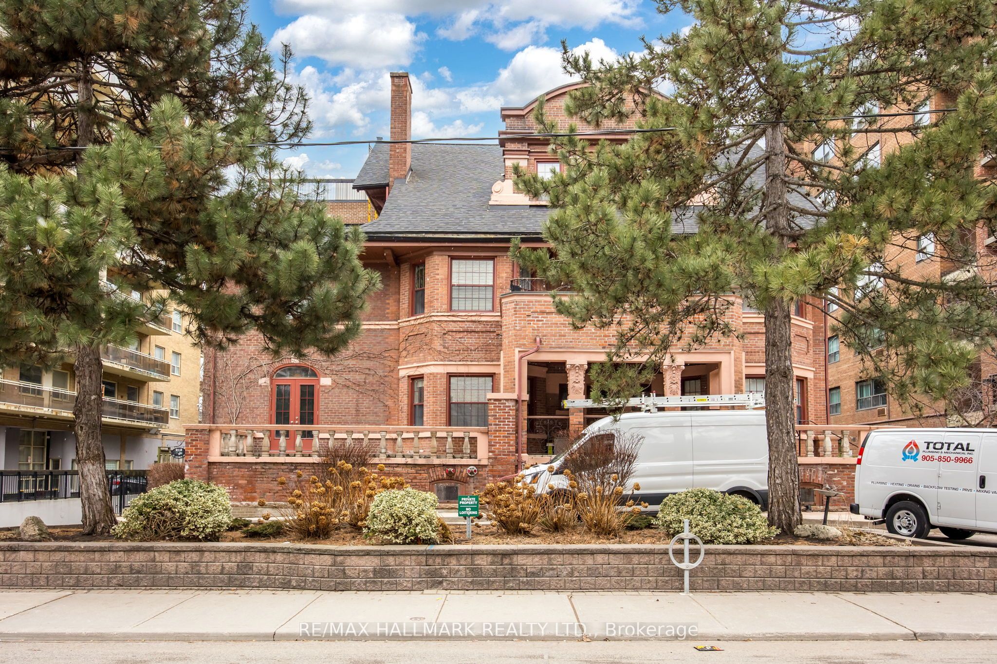 212 St George Street 203 Property Photo 1